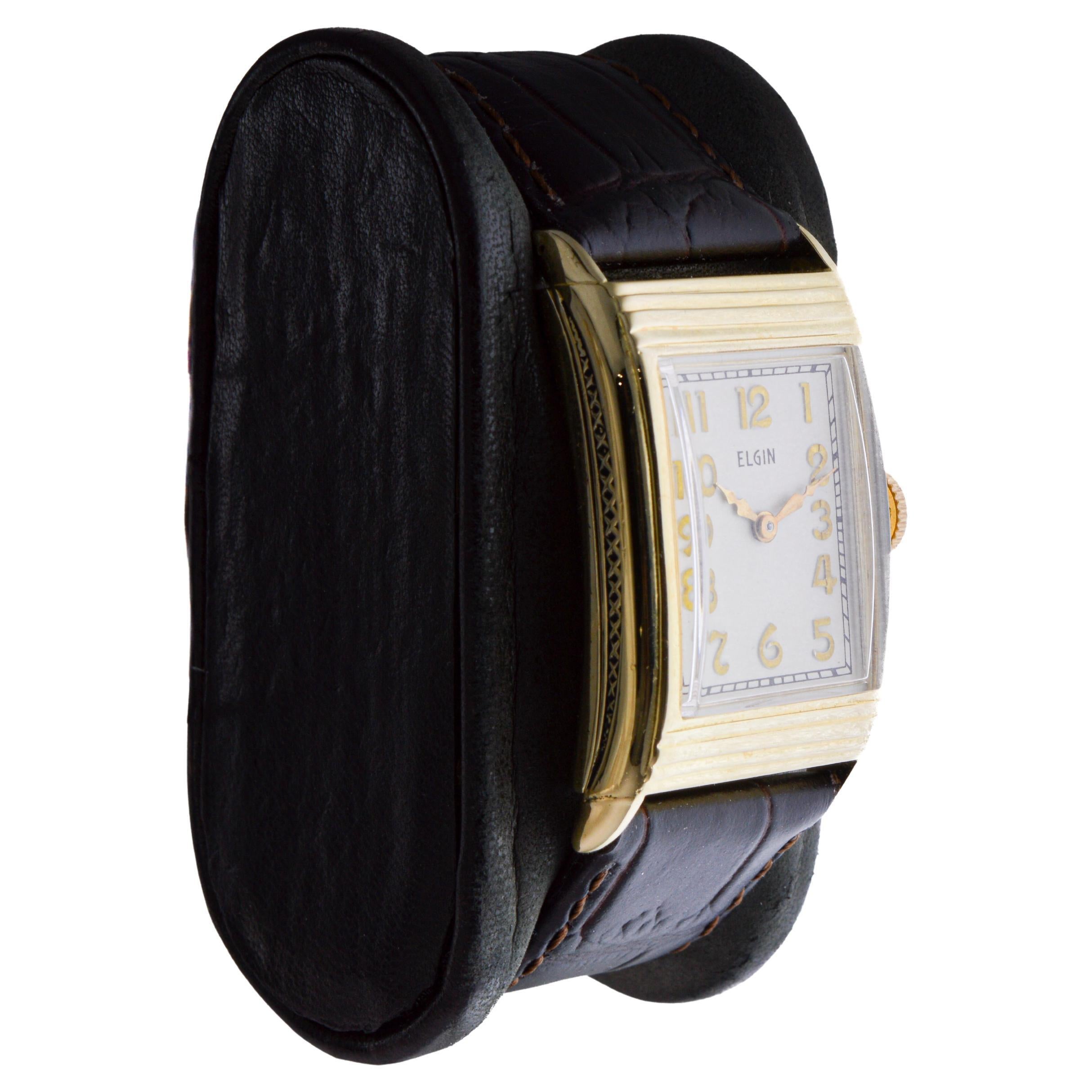 FACTORY / HOUSE: Elgin watch Company
STYLE / REFERENCE: Art Deco / Art Deco
METAL / MATERIAL: Yellow Gold Filled
CIRCA / YEAR: 1933
DIMENSIONS / SIZE: Length 41mm X Width 23m
MOVEMENT / CALIBER: Manual Winding / 17 Jewels / Caliber 18-0 
DIAL /