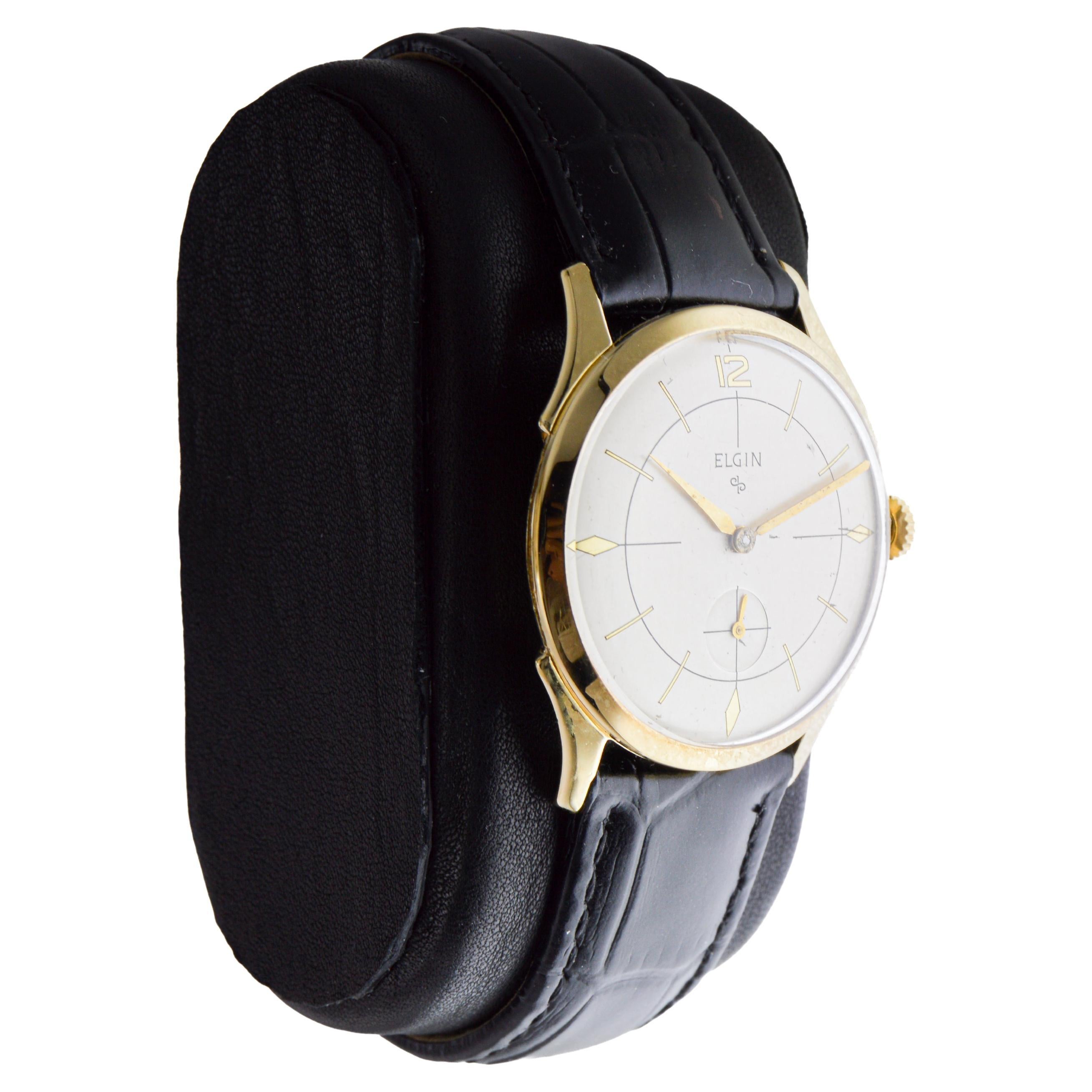 USINE / MAISON : Elgin Watch Company
STYLE / RÉFÉRENCE : Art Déco / Rond
METAL / MATERIAL : Rempli d'or jaune
CIRCA / ANNÉE : années 1950
DIMENSIONS / TAILLE : Longueur 38 mm 