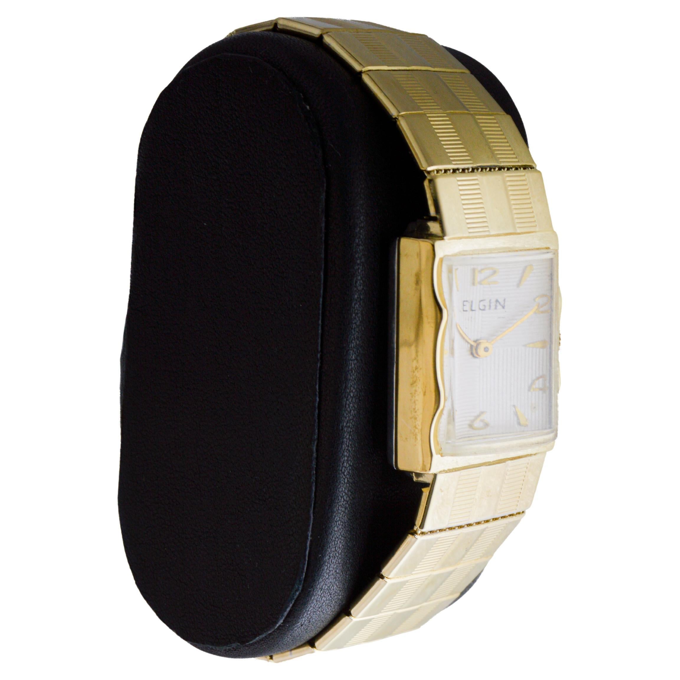 FÁBRICA / CASA: Elgin Watch Company
ESTILO / REFERENCIA: Art Déco / Reloj de pulsera
METAL / MATERIAL: Oro amarillo relleno
CIRCA / AÑO: 1950
DIMENSIONES / TAMAÑO: Longitud 25 mm 