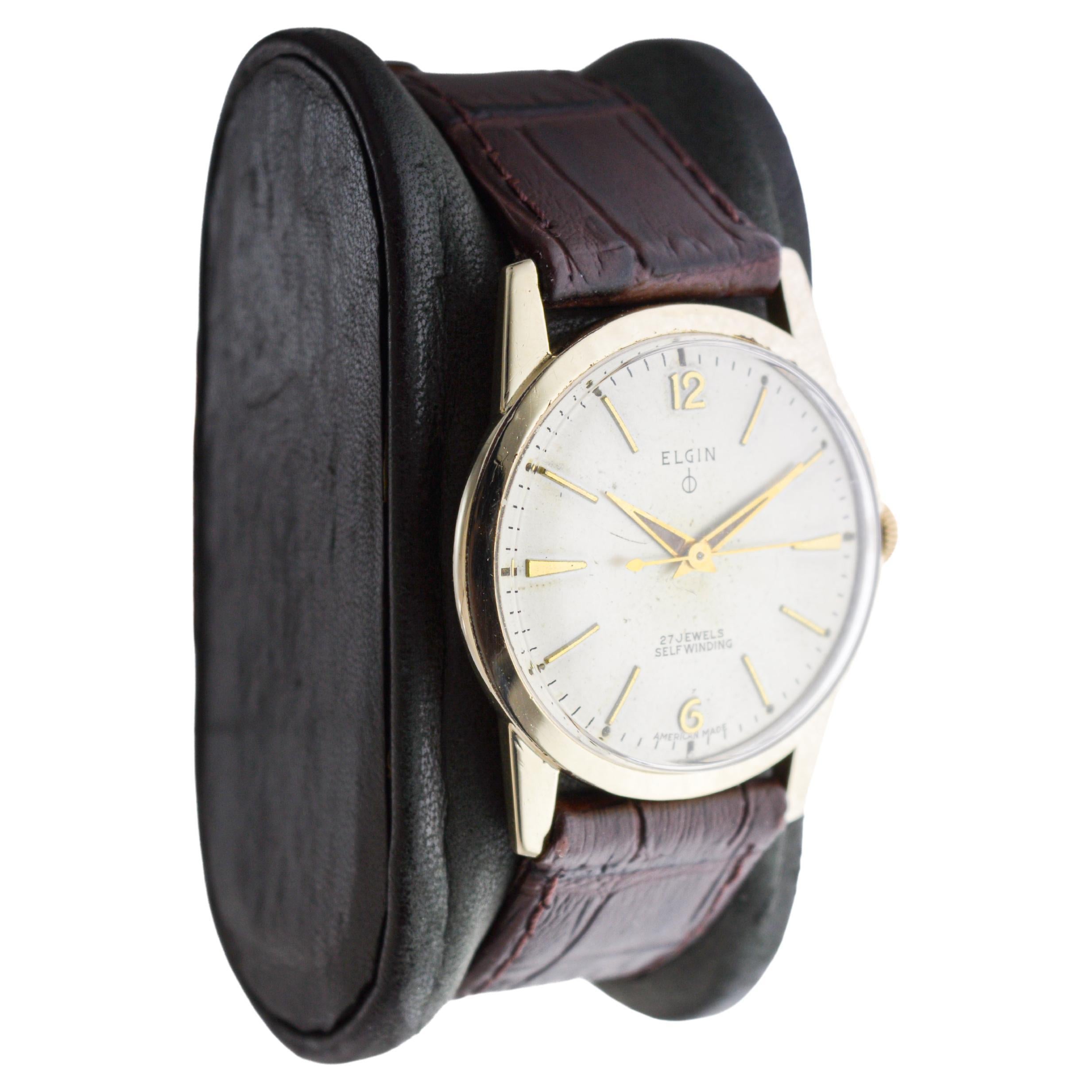 FACTORY / HOUSE: Elgin Watch Company
STYLE / REFERENCE: Modern / Round 
METAL / MATERIAL: Yellow Gold Filled
CIRCA / YEAR: 1960's
DIMENSIONS / SIZE: Length 38mm X Diameter 32mm
MOVEMENT / CALIBER: Automatic Winding / 27 Jewels  
DIAL / HANDS: