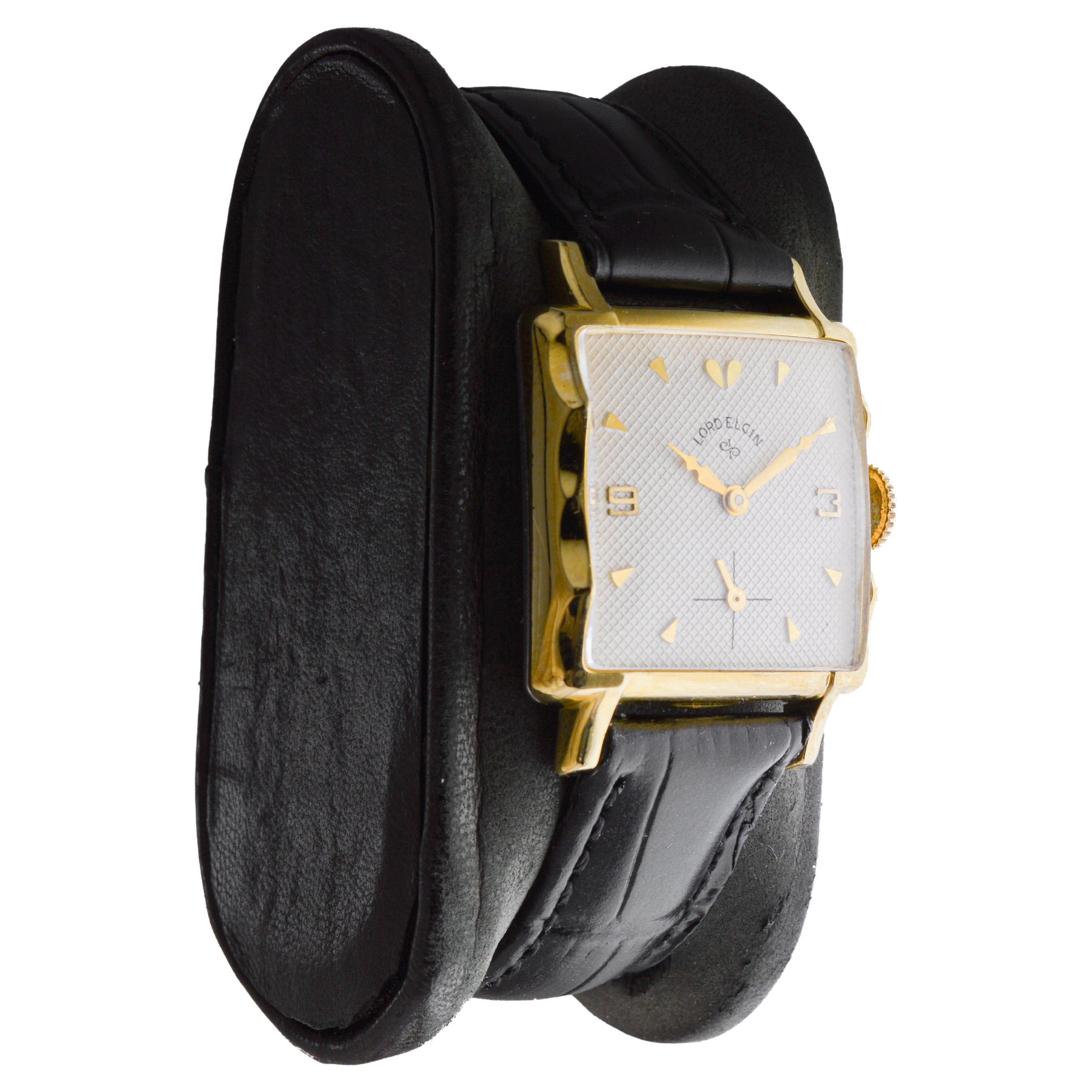 FÁBRICA / CASA: Elgin Watch Company
ESTILO / REFERENCIA: Art decó / Estilo Tanque
METAL / MATERIAL: Oro amarillo relleno
CIRCA / AÑO: 1940
DIMENSIONES / TAMAÑO: Longitud 34mm punta a punta X Anchura 25mm
MOVIMIENTO / CALIBRE: cuerda manual / 17