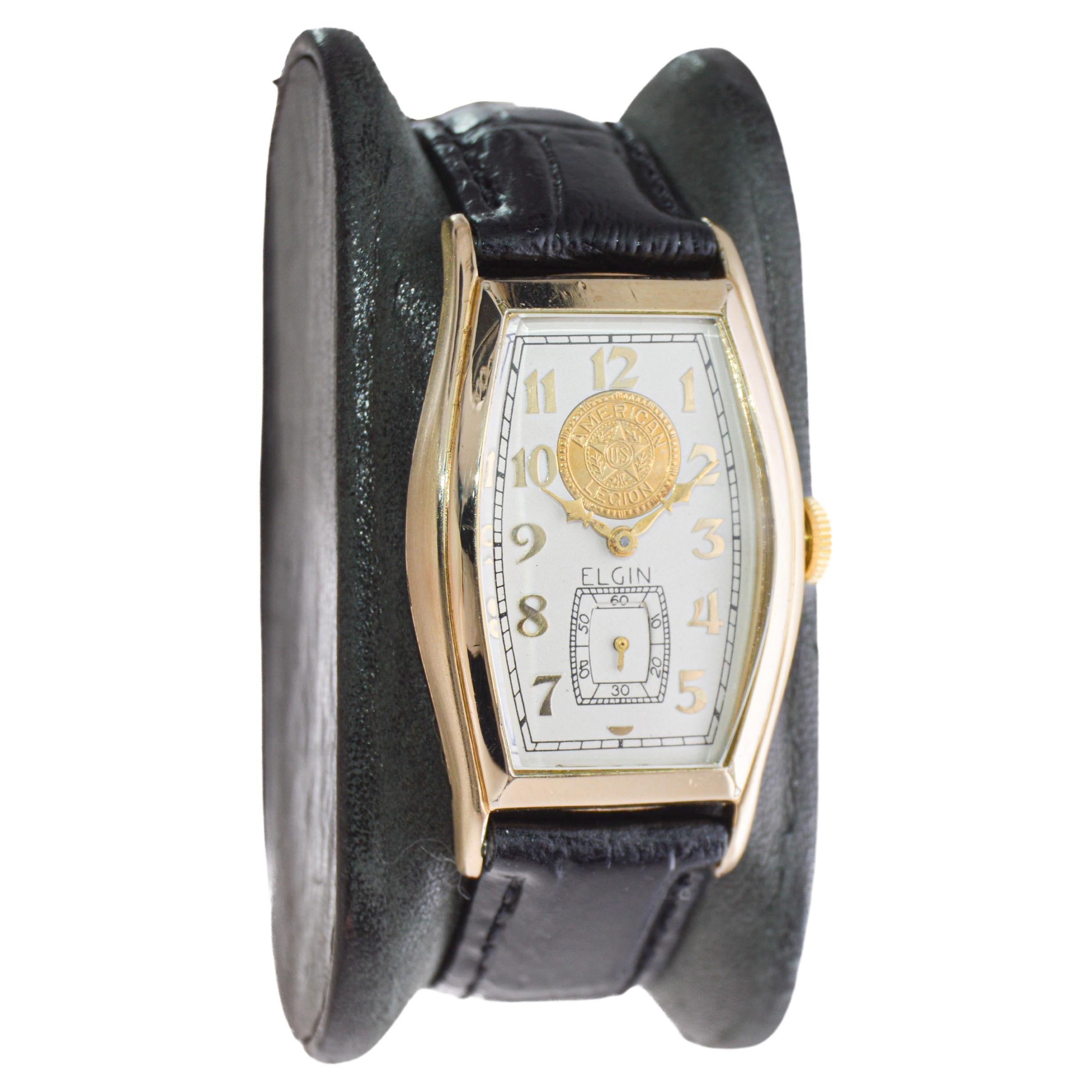 FACTORY / HOUSE: Elgin Watch Company
STYLE / REFERENCE: Art Deco / Tortue Shape
METAL / MATERIAL: Yellow Gold Filled
CIRCA / YEAR: 1939
DIMENSIONS / SIZE: Length 25mm X Diameter 42mm
MOVEMENT / CALIBER: Manual Winding / 15 Jewels / Caliber 554
DIAL