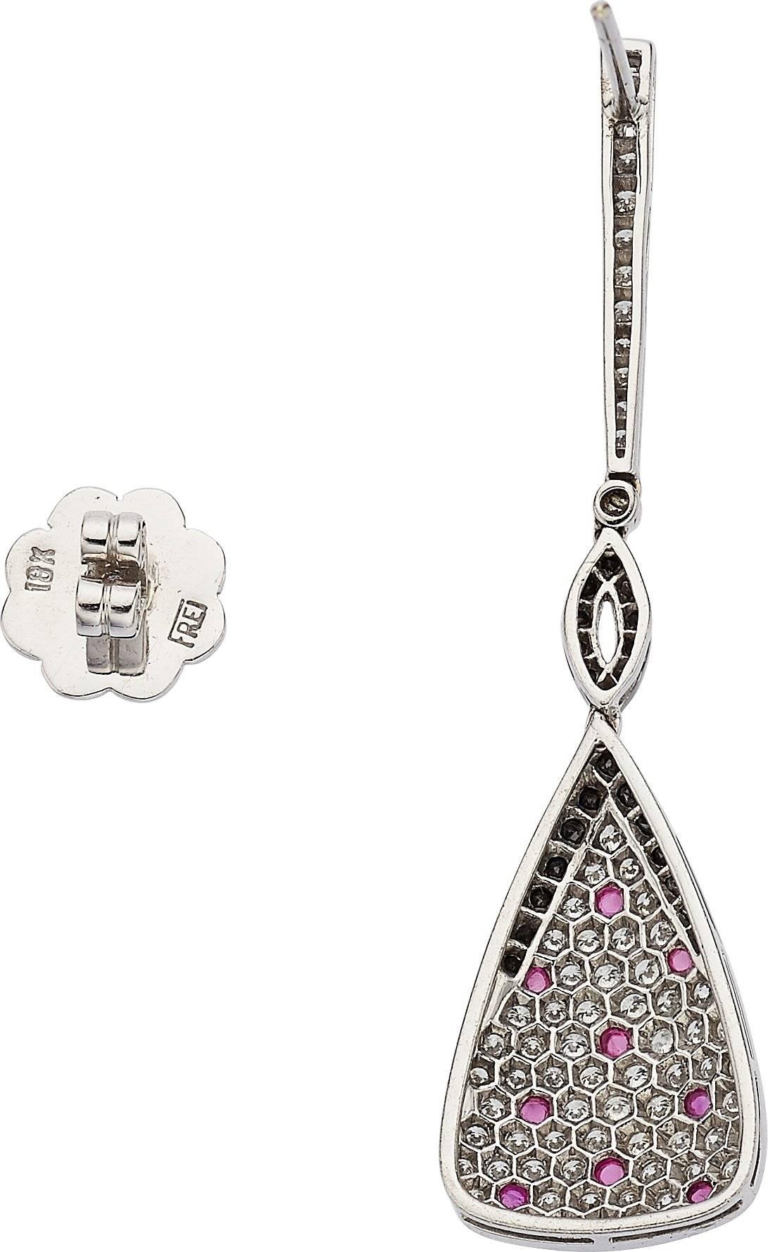 Un divertente paio di orecchini a goccia del designer Eli Frei. Ci sono 0,40 carati di diamanti neri con 1,60 carati di diamanti bianchi e 0,33 carati di rubini cabochon a taglio rotondo. Incastonato in oro bianco 18 carati.

Lunghezza orecchini: