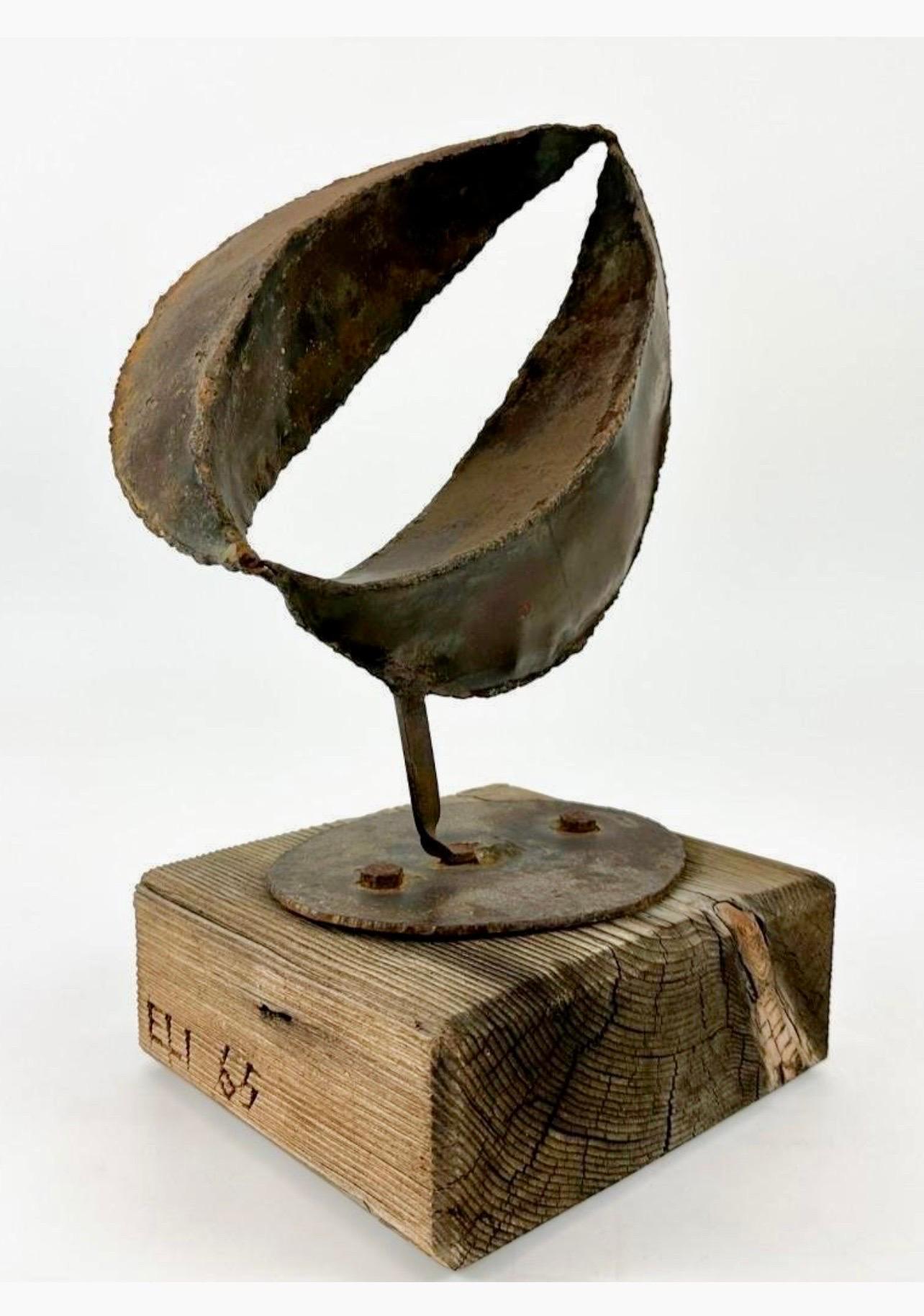 Eli Ilan (אלי אילן), 1928-1982 was an Israeli sculptor.
Abstract organic pod shape. in either steel or iron mounted on a wooden plinth.
Ilan was born in Winnipeg, Manitoba. He enrolled in a premedical curriculum at the University of British Columbia