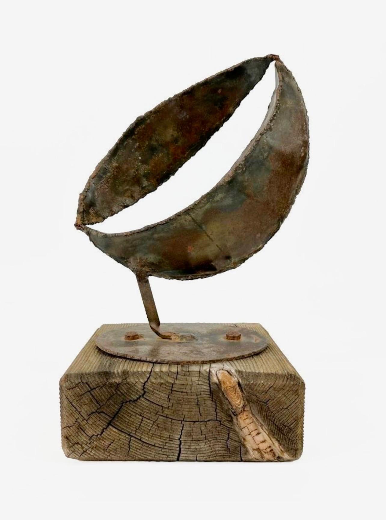 Eli Ilan (אלי אילן), 1928-1982 was an Israeli sculptor.
Abstract organic pod shape. in either steel or iron mounted on a wooden plinth.
Ilan was born in Winnipeg, Manitoba. He enrolled in a premedical curriculum at the University of British Columbia