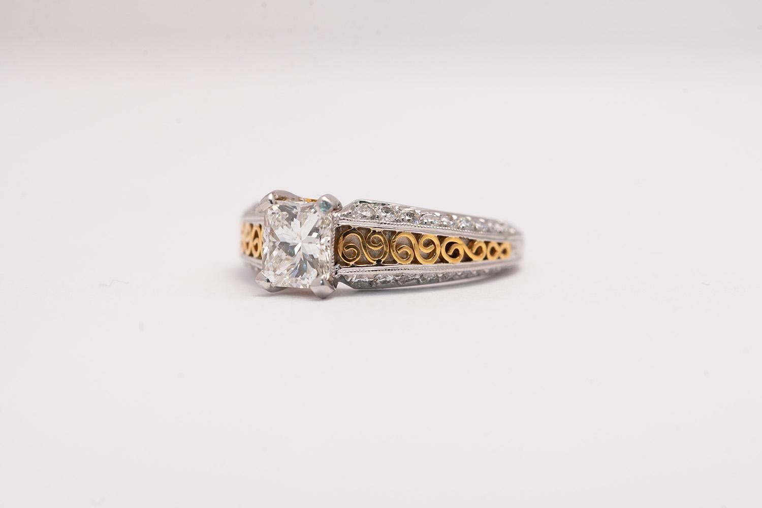 Taille radiant By Design Jewelers Bague solitaire en diamant à taille rayonnante en vente