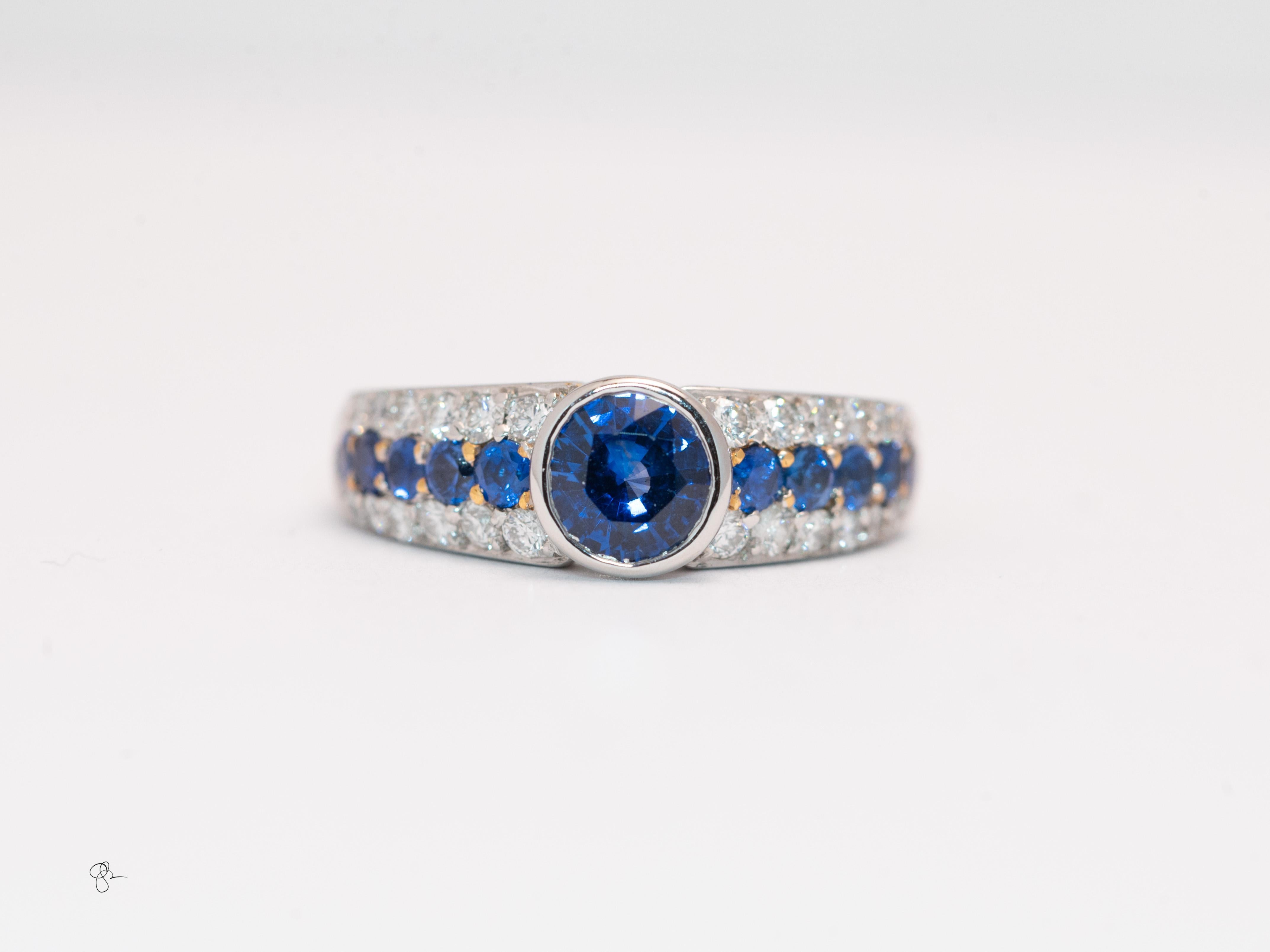 Bague Eli Jewels en platine avec saphir de Ceylan et diamant
Issu de l'atelier de Brilliance Jewels, ce chef-d'œuvre en platine est centré sur un saphir bleu de Ceylan d'environ 1,00 carat, célèbre pour sa teinte bleuet vive et veloutée et sa