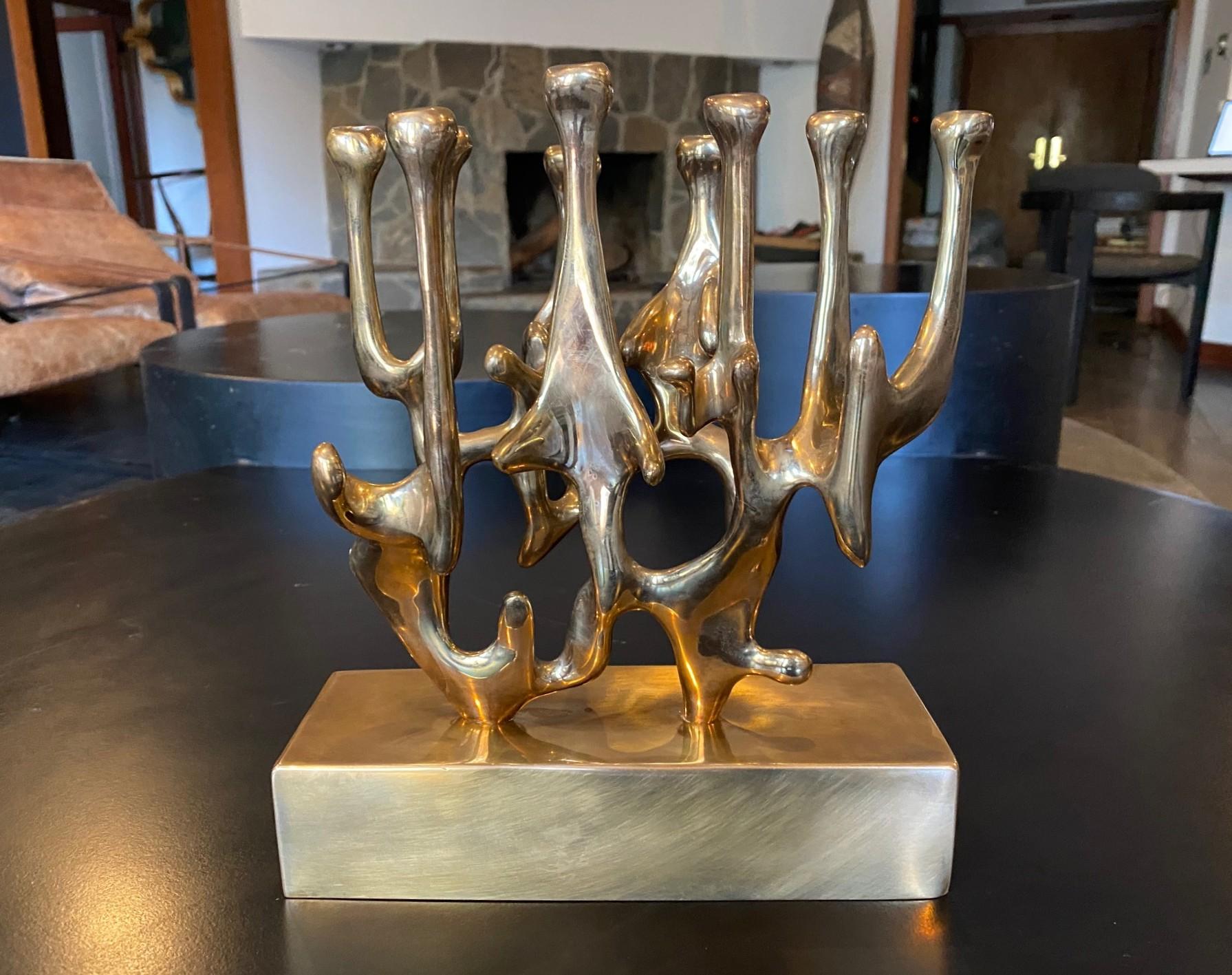 Une magnifique sculpture du milieu du siècle dernier de l'artiste et sculpteur new-yorkais Eli Karpel, connu principalement pour ses peintures abstraites et ses bronzes/sculptures. Cette œuvre particulière sert également de menorah/candélabre.  

La