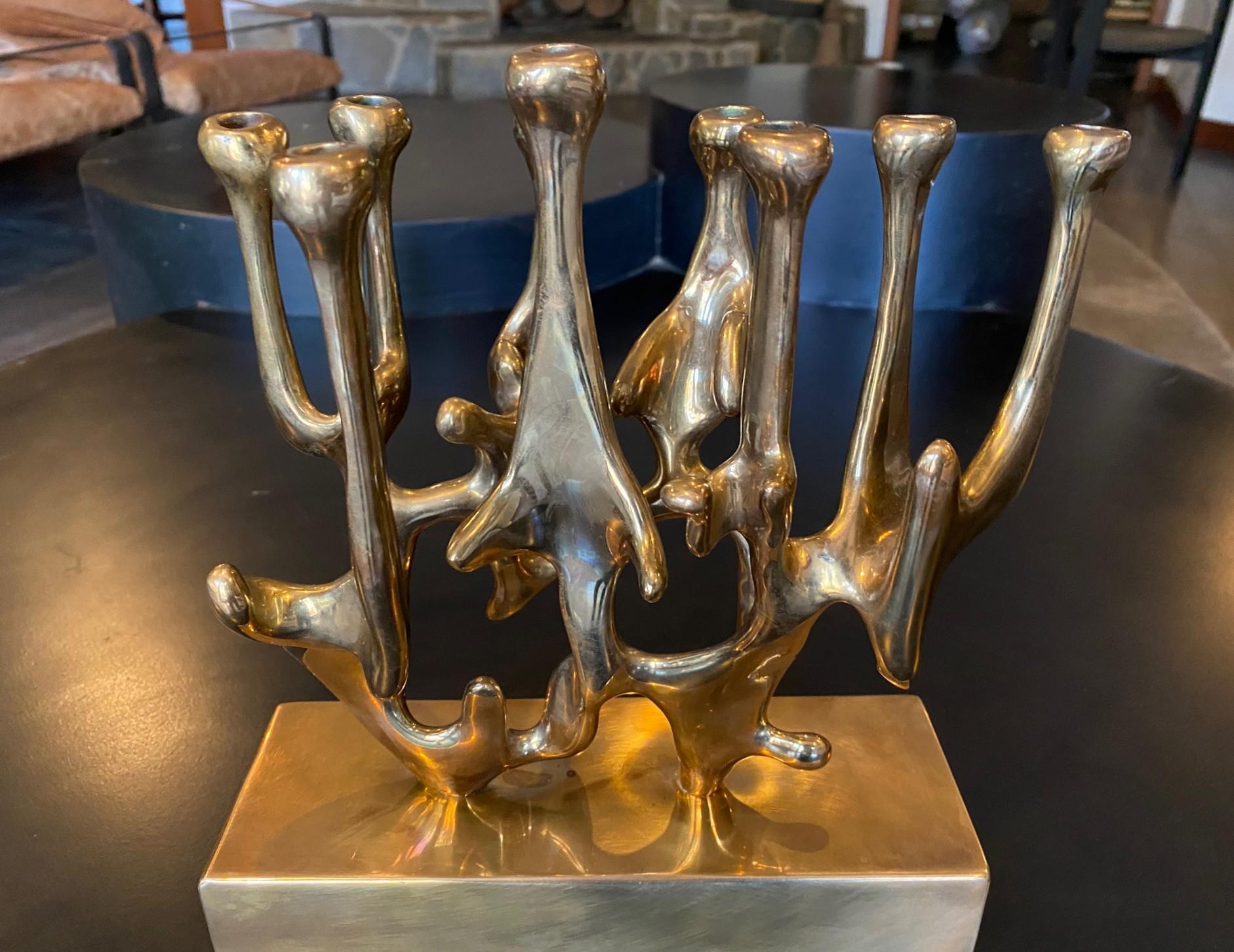 Mid-Century Modern Sculpture Menorah moderniste abstraite en bronze signée Eli Karpel, édition limitée en vente