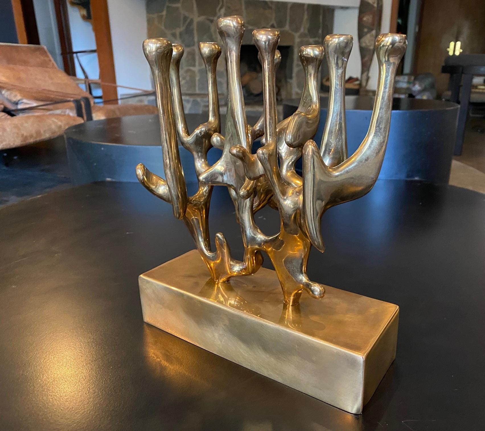 Américain Sculpture Menorah moderniste abstraite en bronze signée Eli Karpel, édition limitée en vente