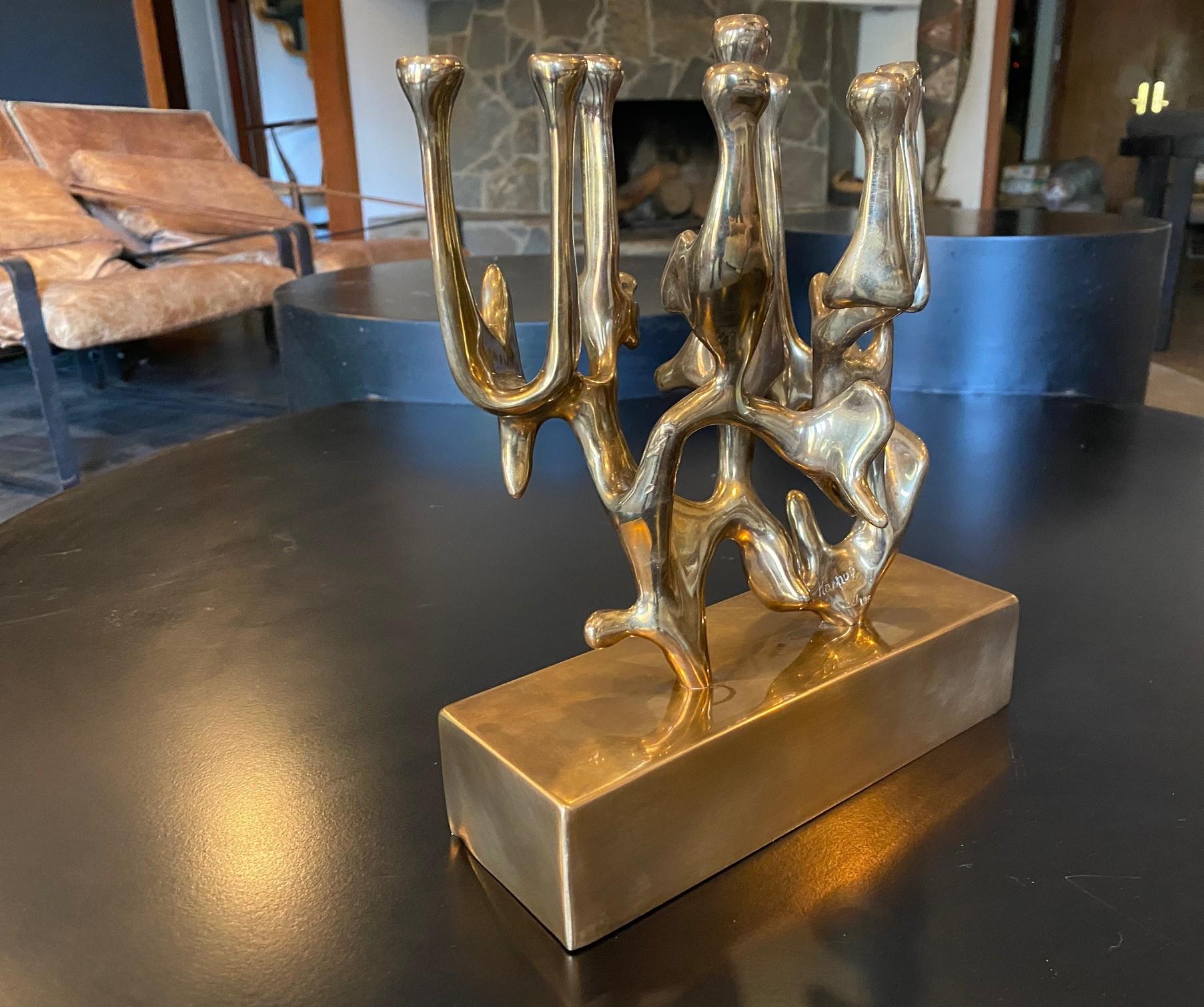 20ième siècle Sculpture Menorah moderniste abstraite en bronze signée Eli Karpel, édition limitée en vente
