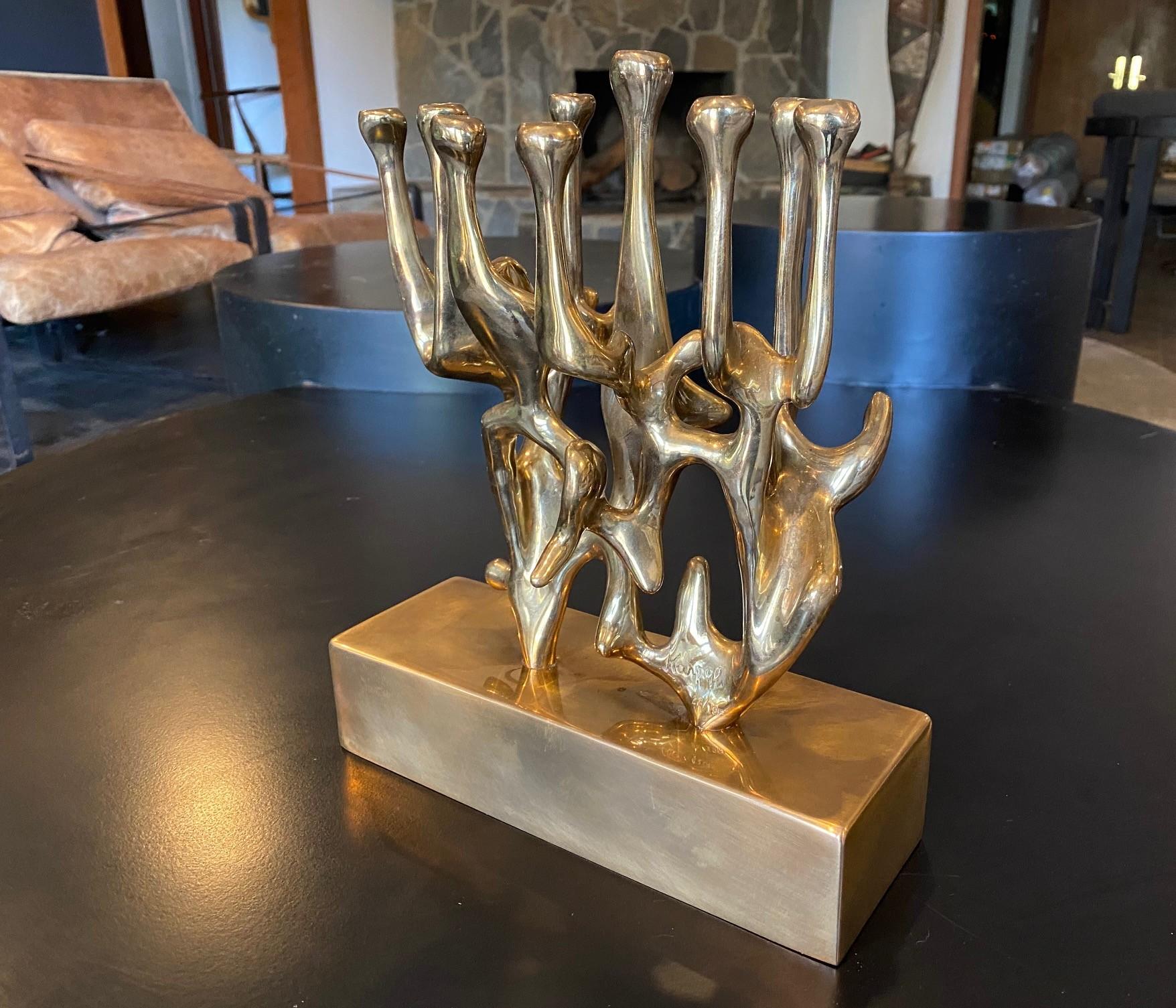 Sculpture Menorah moderniste abstraite en bronze signée Eli Karpel, édition limitée en vente 2