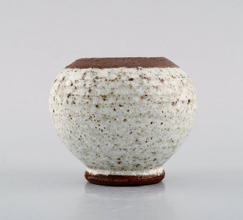 Eli Keller (geb. 1942), Schweden. Einzigartige runde Vase aus weiß glasiertem Steingut. 21. Jahrhundert.
Maße: 8.5 x 7 cm.
In ausgezeichnetem Zustand.
Unterschrieben.