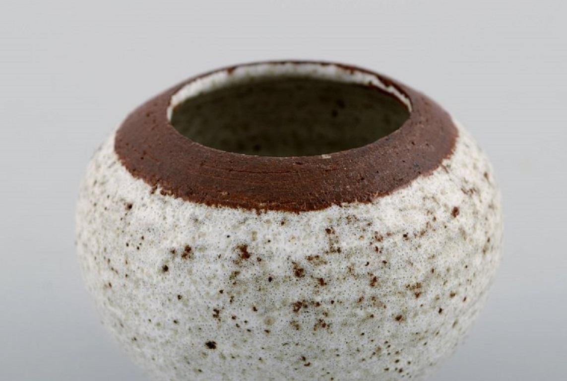 Eli Keller, Schweden, runde, einzigartige Vase aus weiß glasiertem Steingut (Schwedisch) im Angebot