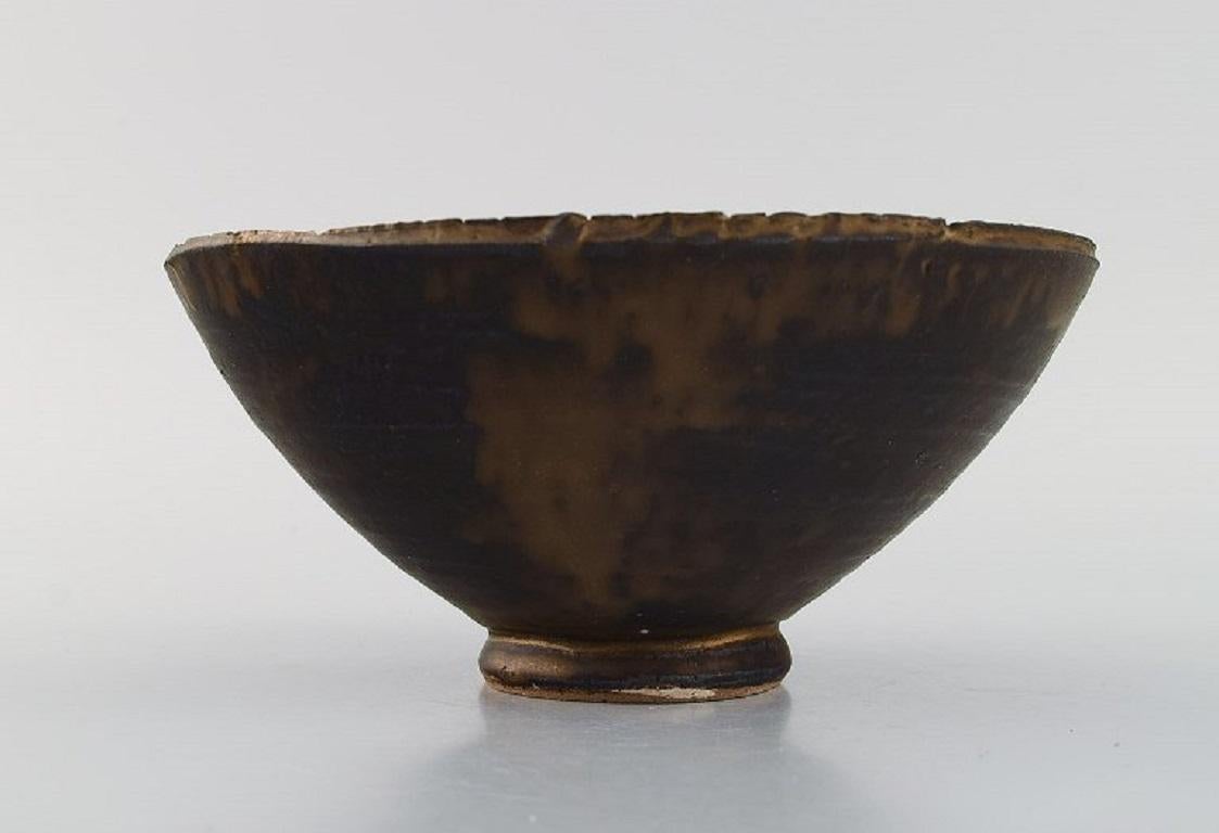 Eli Keller (né en 1942), Suède. Bol unique en grès émaillé. Style japonais.
21ème siècle.
Mesures : 18.5 x 8,5 cm.
En parfait état.
Signé.