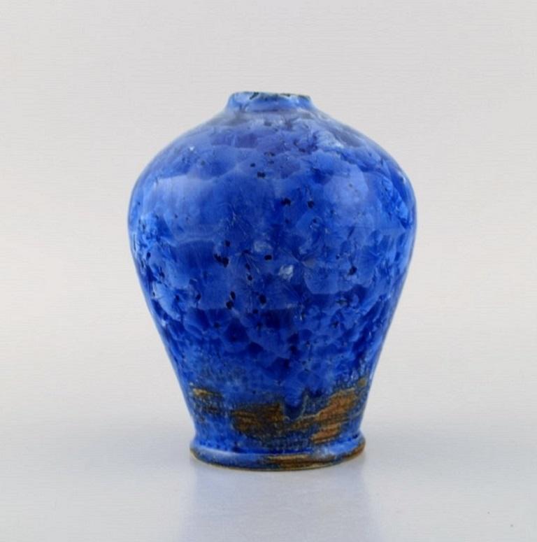 Eli Keller (b. 1942), Sweden. Unique vase in glazed stoneware. Beautiful crystal glaze in shades of blue. 
21st Century.
Measures: 15 x 12 cm.
In excellent condition.
Signed.