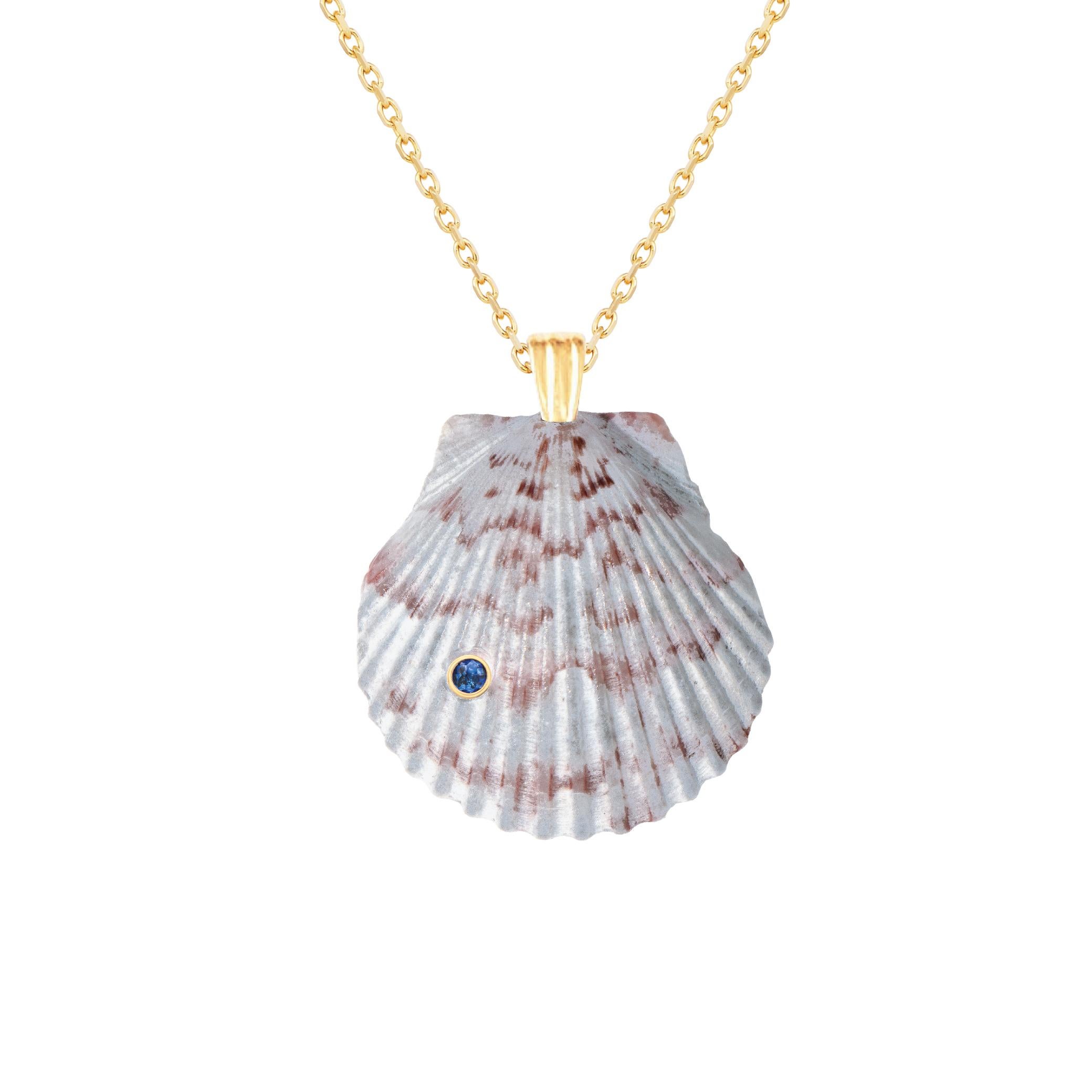 Ciondolo a forma di conchiglia Nature con finiture in oro massiccio 14k e gemma ametista naturale. Indossa questo ciondolo da solo o abbinalo ad altre catene d'oro per un bellissimo effetto a strati.  

L'ordine include un ciondolo a conchiglia,