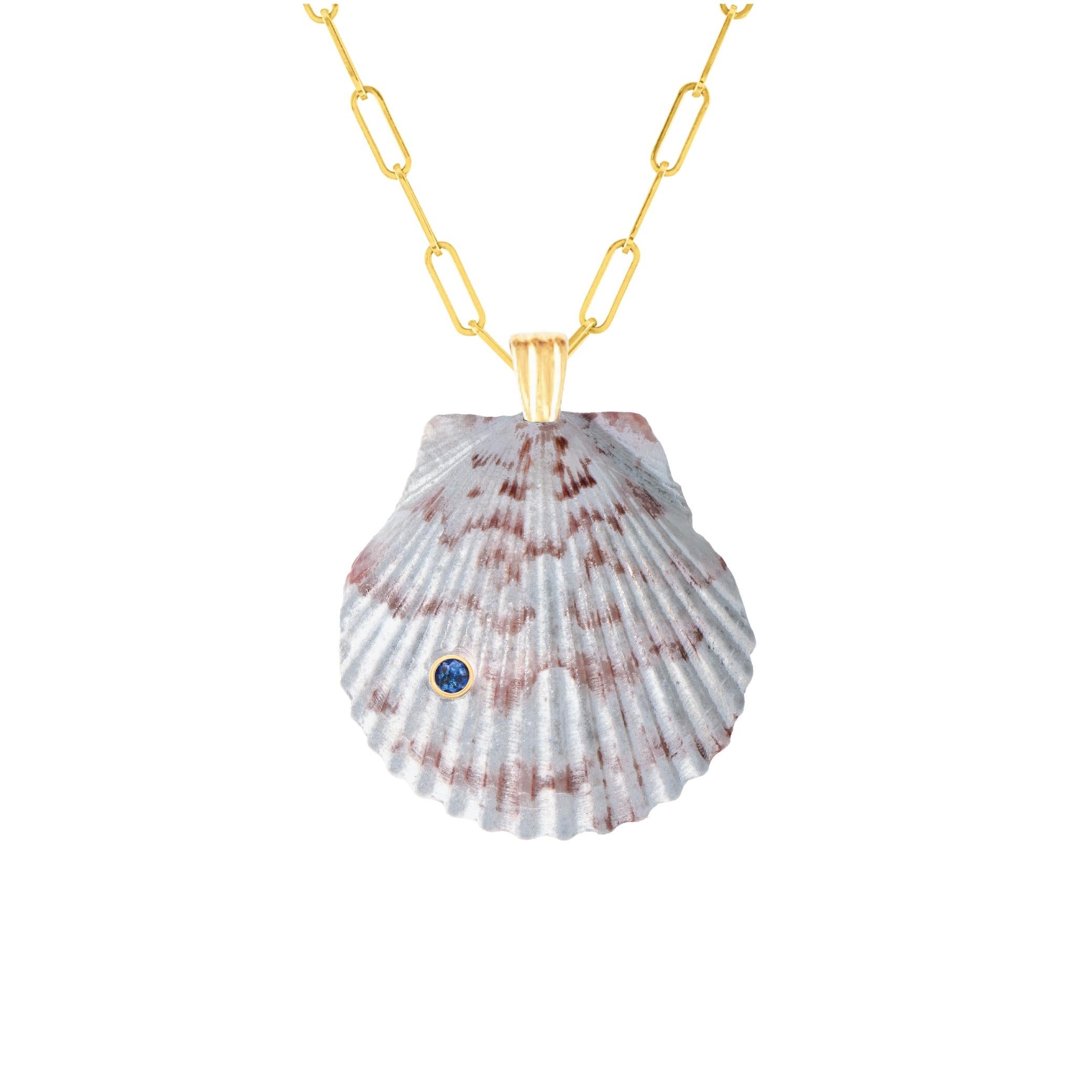 Moderno Ciondolo a forma di conchiglia naturale Eli con oro 14k e zaffiro blu naturale in vendita