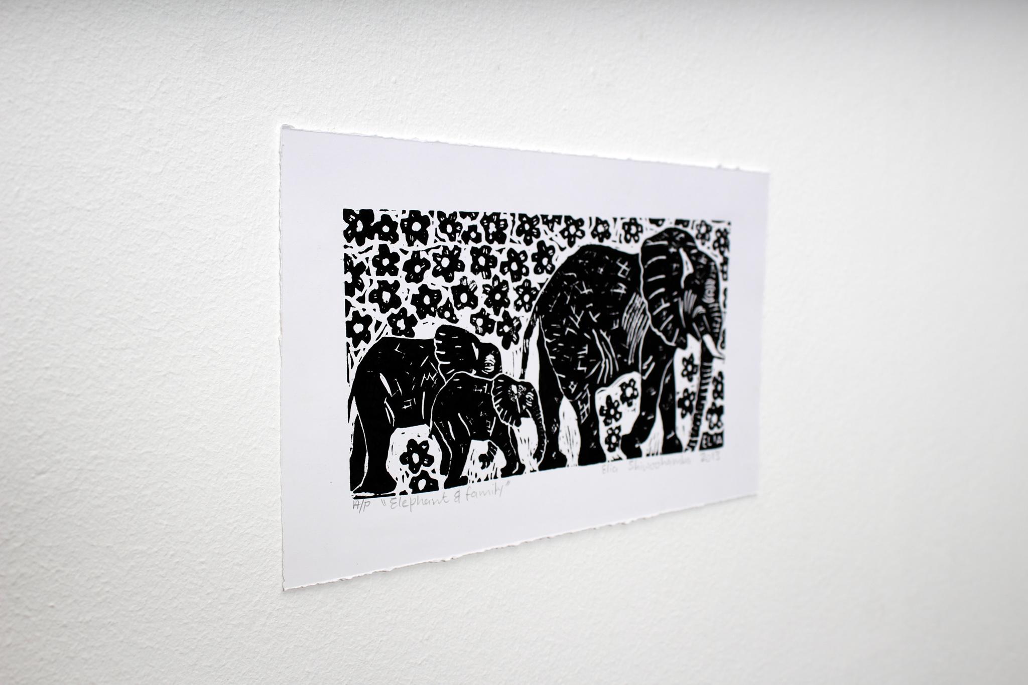 Elefante e famiglia, Elia Shiwoohamba, Stampa su blocco di linoleum in vendita 2