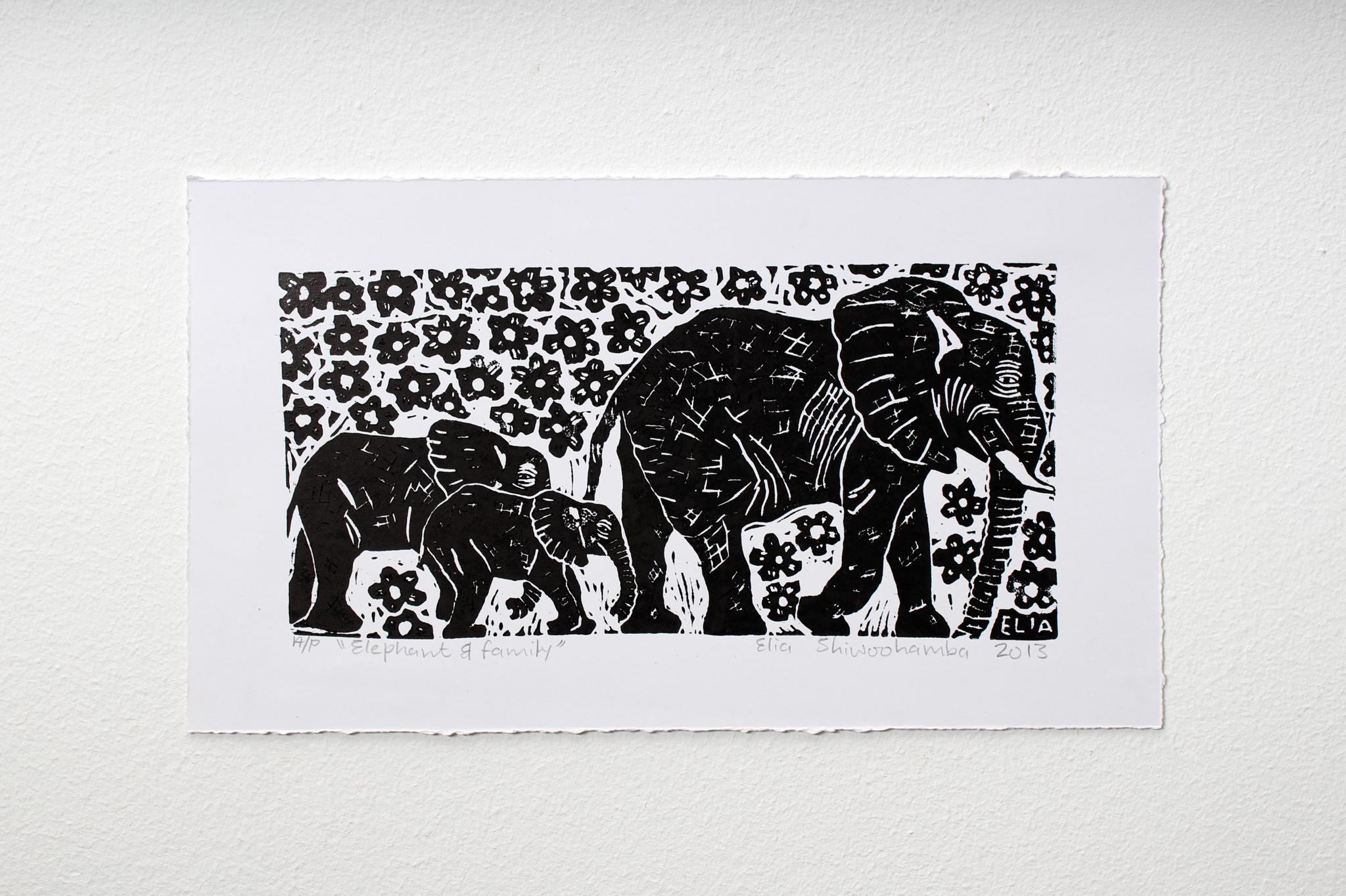 Elefant und Familie, Linolschnitt auf Papier.

Elia Shiwoohamba wurde 1981 in Windhoek, Namibia, geboren. Im Jahr 2006 machte er seinen Abschluss am John Muafangejo Art Centre in Windhoek. Shiwoohamba ist auf Druckgrafik und Bildhauerei