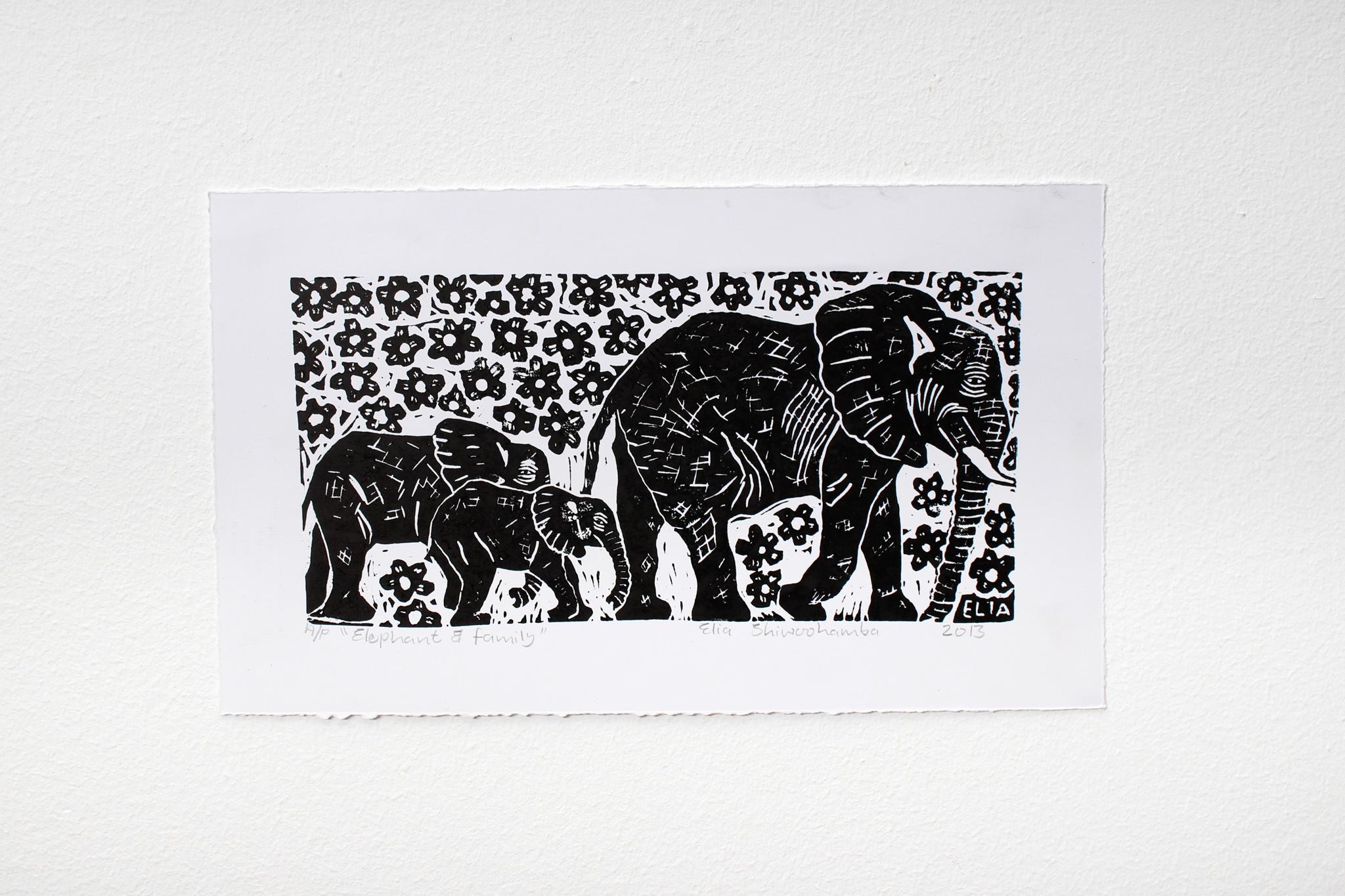 Elefant und Familie, 2013. Linoleum-Blockdruck auf Papier. Unbeschränkte Ausgabe. 

Elia Shiwoohamba wurde 1981 in Windhoek, Namibia, geboren. Im Jahr 2006 machte er seinen Abschluss am John Muafangejo Art Centre in Windhoek. Shiwoohamba ist auf