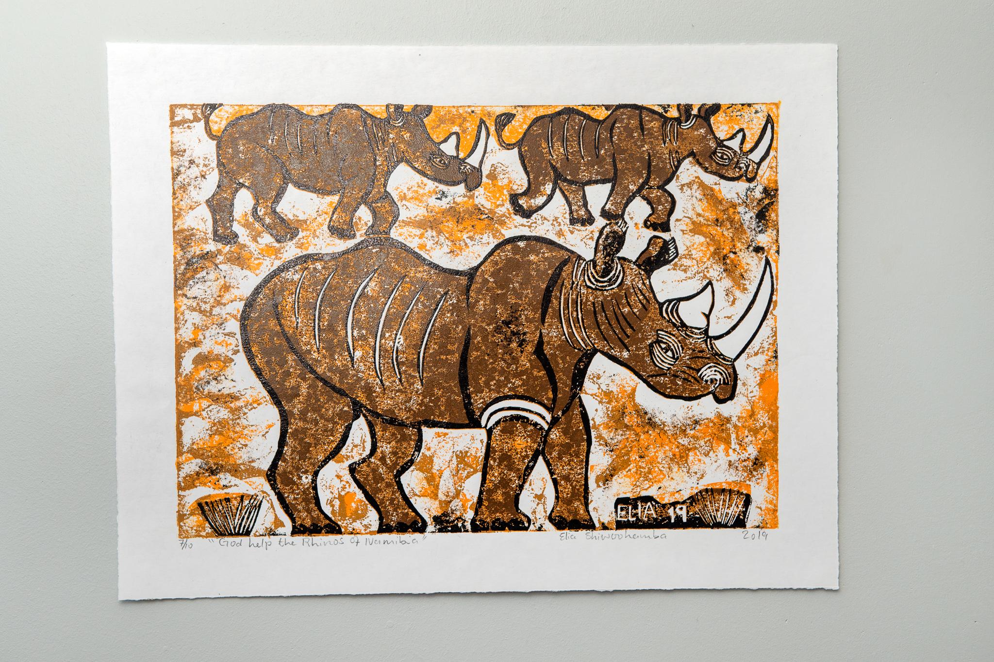 Que Dieu aide les rhinocéros de Namibie, 2019. Impression en carton sur papier. Édition de 10 exemplaires.

Elia Shiwoohamba est née en 1981 à Windhoek, en Namibie. Il est diplômé du Centre d'art John Muafangejo de Windhoek en 2006. Spécialisé dans