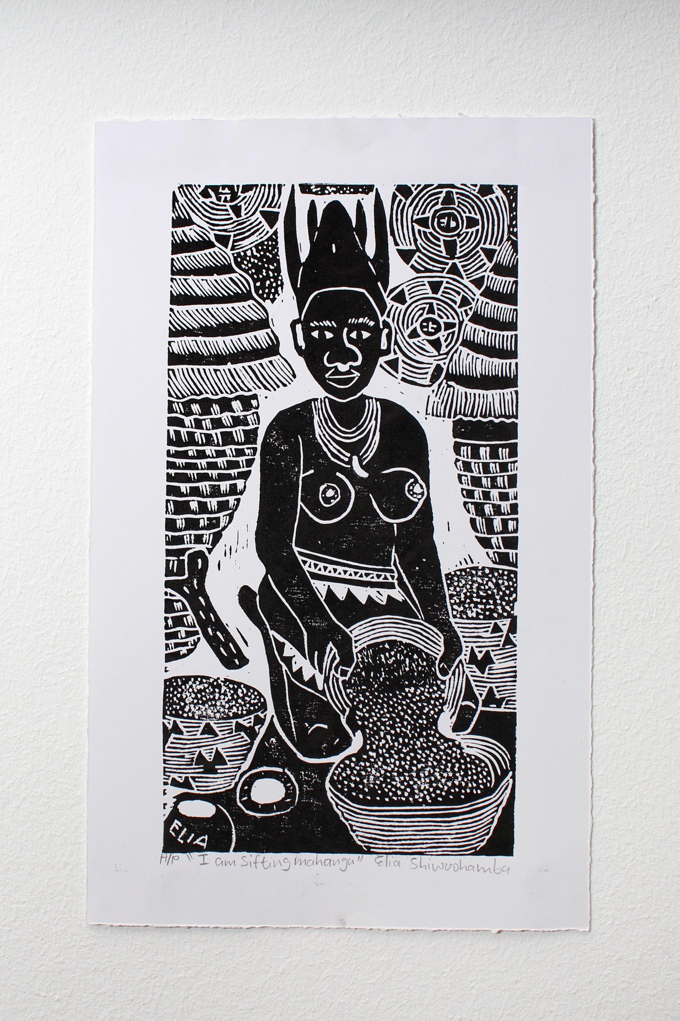 Ich siebe Mahangu, Linoleumdrucke auf Papier.

Elia Shiwoohamba wurde 1981 in Windhoek, Namibia, geboren. Im Jahr 2006 machte er seinen Abschluss am John Muafangejo Art Centre in Windhoek. Shiwoohamba ist auf Druckgrafik und Bildhauerei