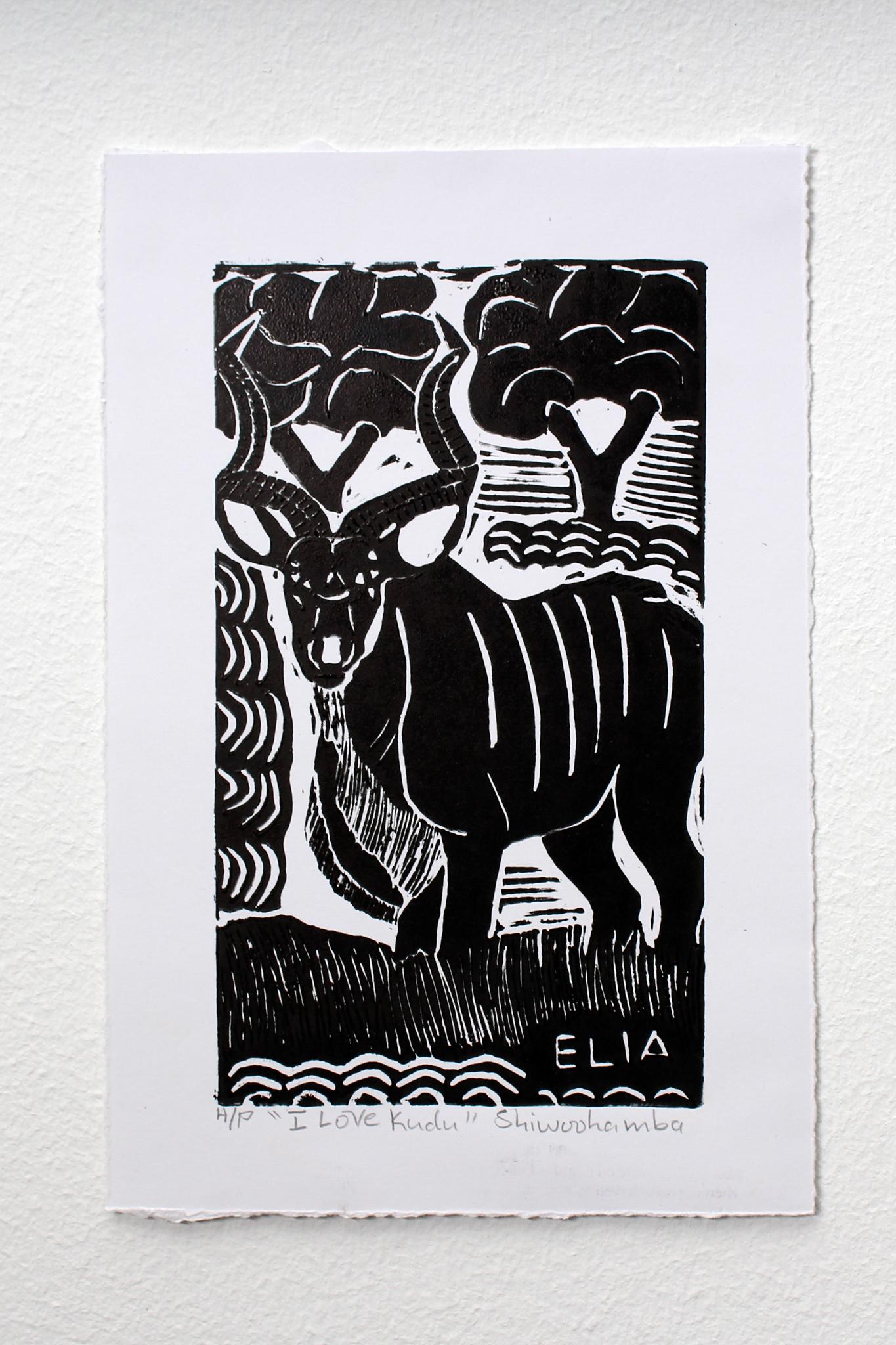 Ich liebe Kudu, Linoleum-Blockdrucke auf Papier.

Elia Shiwoohamba wurde 1981 in Windhoek, Namibia, geboren. Im Jahr 2006 machte er seinen Abschluss am John Muafangejo Art Centre in Windhoek. Shiwoohamba ist auf Druckgrafik und Bildhauerei