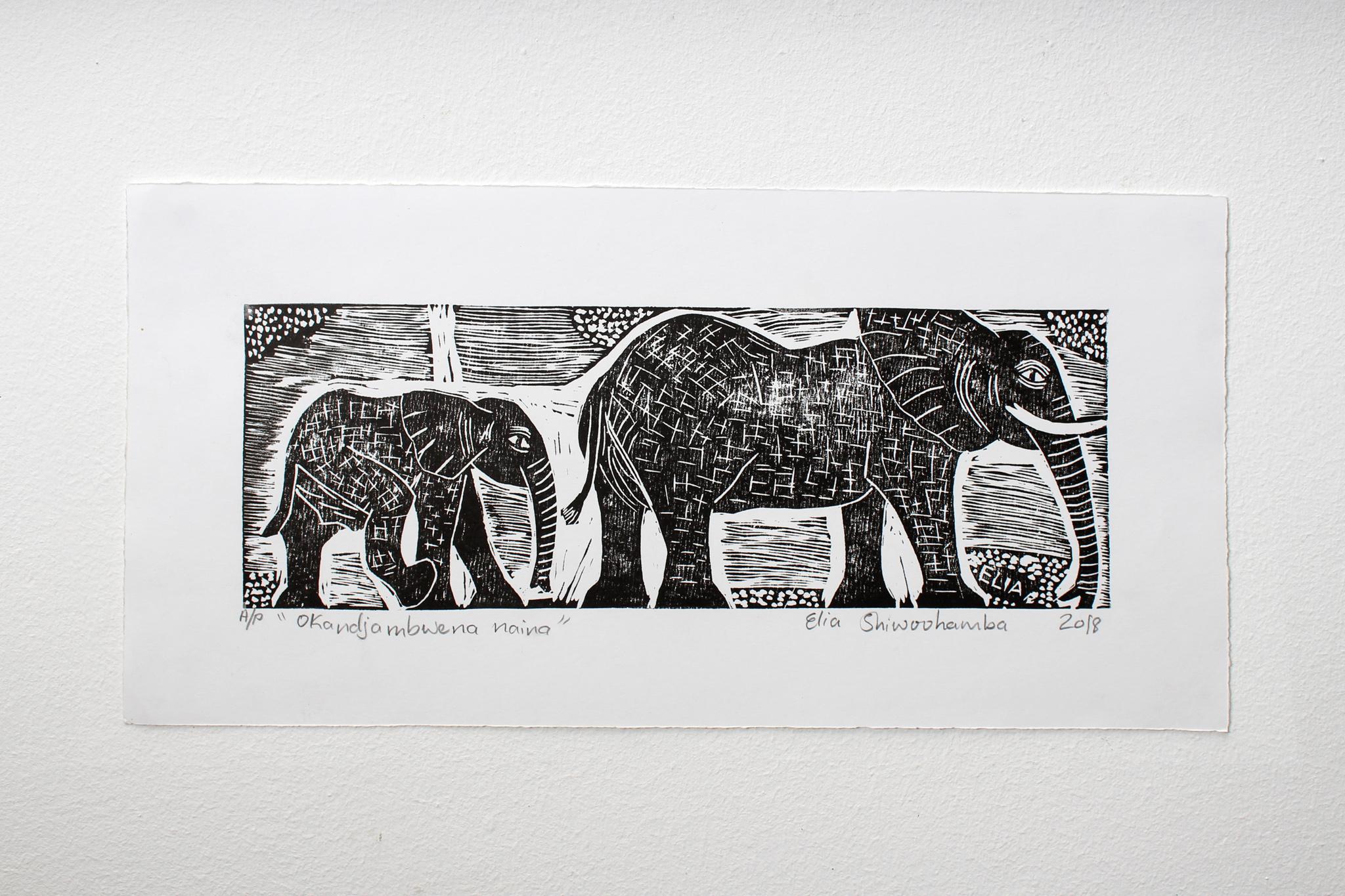 Okandjambwena naina, Linoleumdrucke auf Papier.

Elia Shiwoohamba wurde 1981 in Windhoek, Namibia, geboren. Im Jahr 2006 machte er seinen Abschluss am John Muafangejo Art Centre in Windhoek. Shiwoohamba ist auf Druckgrafik und Bildhauerei