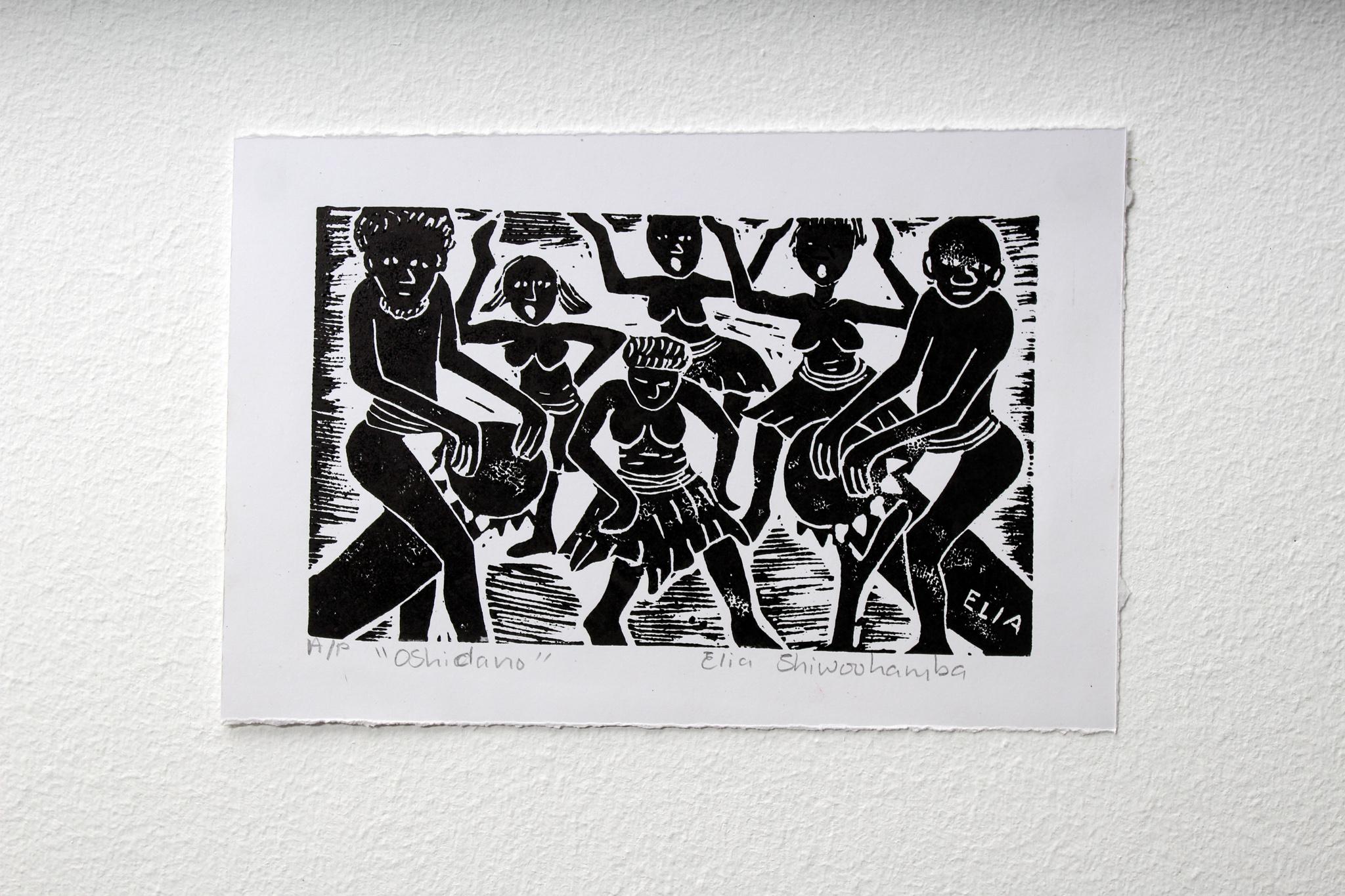 Oshidano, Linoleumdrucke auf Papier.

Elia Shiwoohamba wurde 1981 in Windhoek, Namibia, geboren. Im Jahr 2006 machte er seinen Abschluss am John Muafangejo Art Centre in Windhoek. Shiwoohamba ist auf Druckgrafik und Bildhauerei spezialisiert und