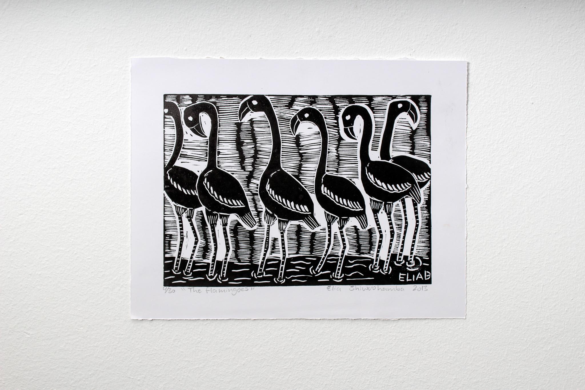 Die Flamingos, 2013. Linoleum-Blockdruck auf Papier. Auflage von 30 Stück. 

Elia Shiwoohamba wurde 1981 in Windhoek, Namibia, geboren. Im Jahr 2006 machte er seinen Abschluss am John Muafangejo Art Centre in Windhoek. Shiwoohamba ist auf