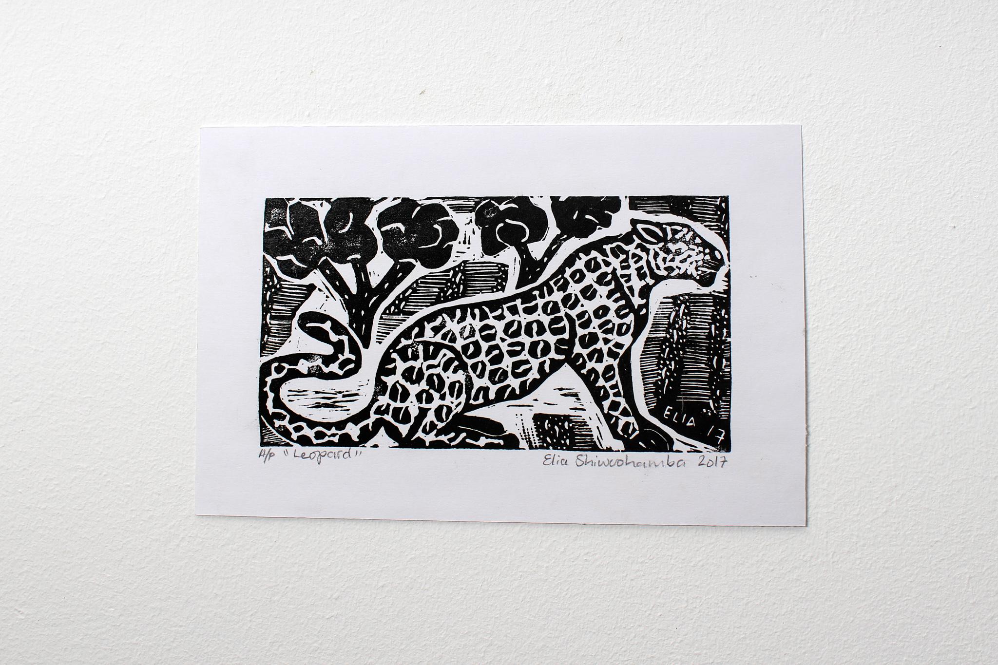 Der Leopard, Linoleumdrucke auf Papier.

Elia Shiwoohamba wurde 1981 in Windhoek, Namibia, geboren. Im Jahr 2006 machte er seinen Abschluss am John Muafangejo Art Centre in Windhoek. Shiwoohamba ist auf Druckgrafik und Bildhauerei spezialisiert und