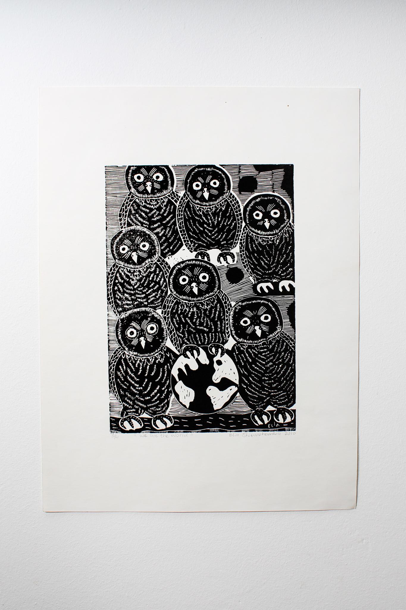 Wir sind die Welt, 2010. Linoleum-Blockdruck auf Papier. Auflage von 4 Stück.

Elia Shiwoohamba wurde 1981 in Windhoek, Namibia, geboren. Im Jahr 2006 machte er seinen Abschluss am John Muafangejo Art Centre in Windhoek. Shiwoohamba ist auf