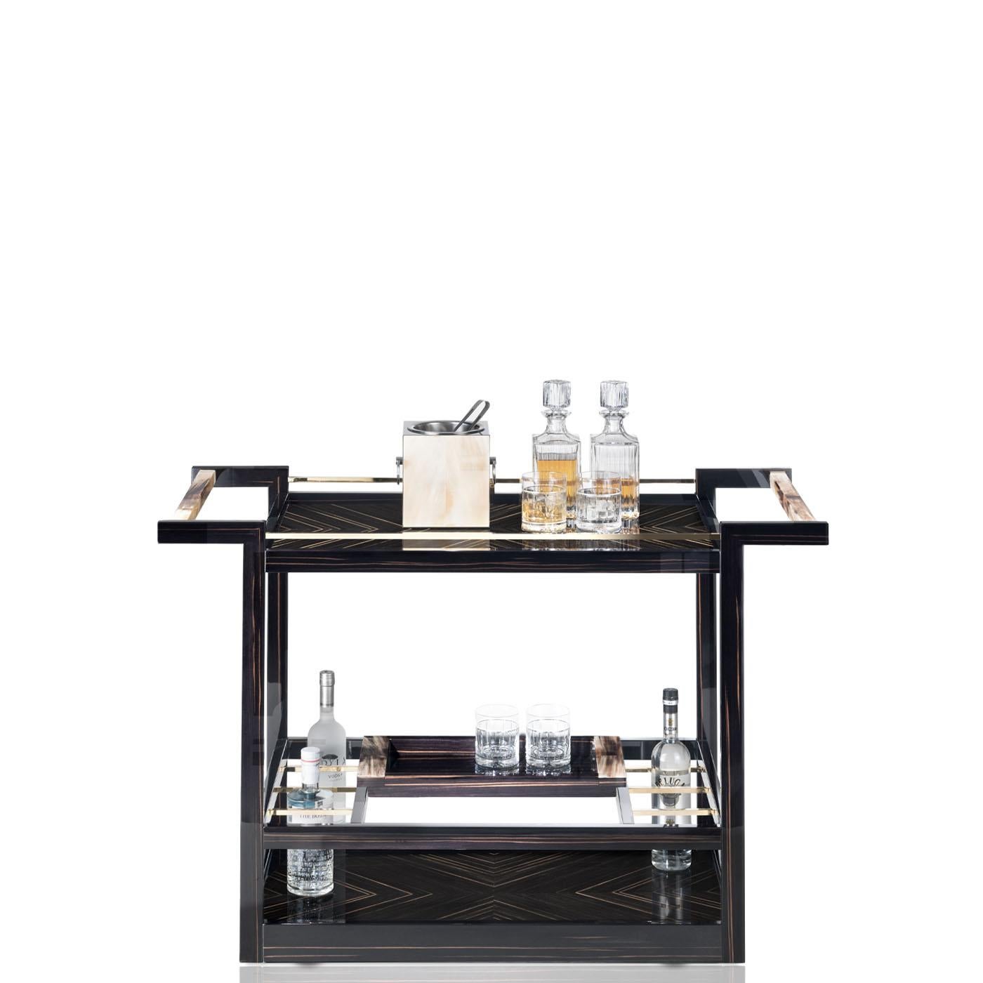 Conçu pour recevoir vos invités, le chariot Eleg est le choix idéal pour stocker vos articles de bar ou servir des mets délicats et des boissons sans compromettre l'élégance. Le design épuré de la structure en ébène brillant est enrichi par des