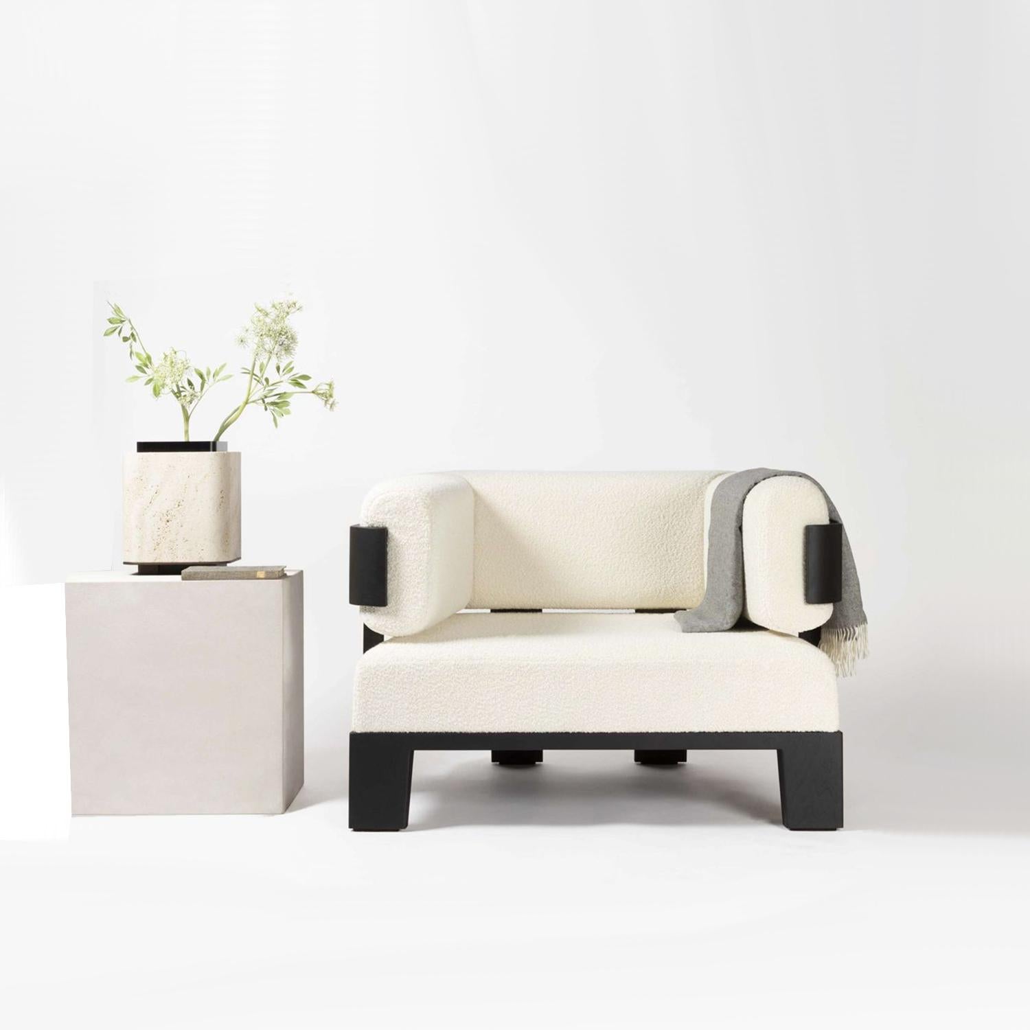Elian Schwarz-Weißer Sessel (Holz) im Angebot