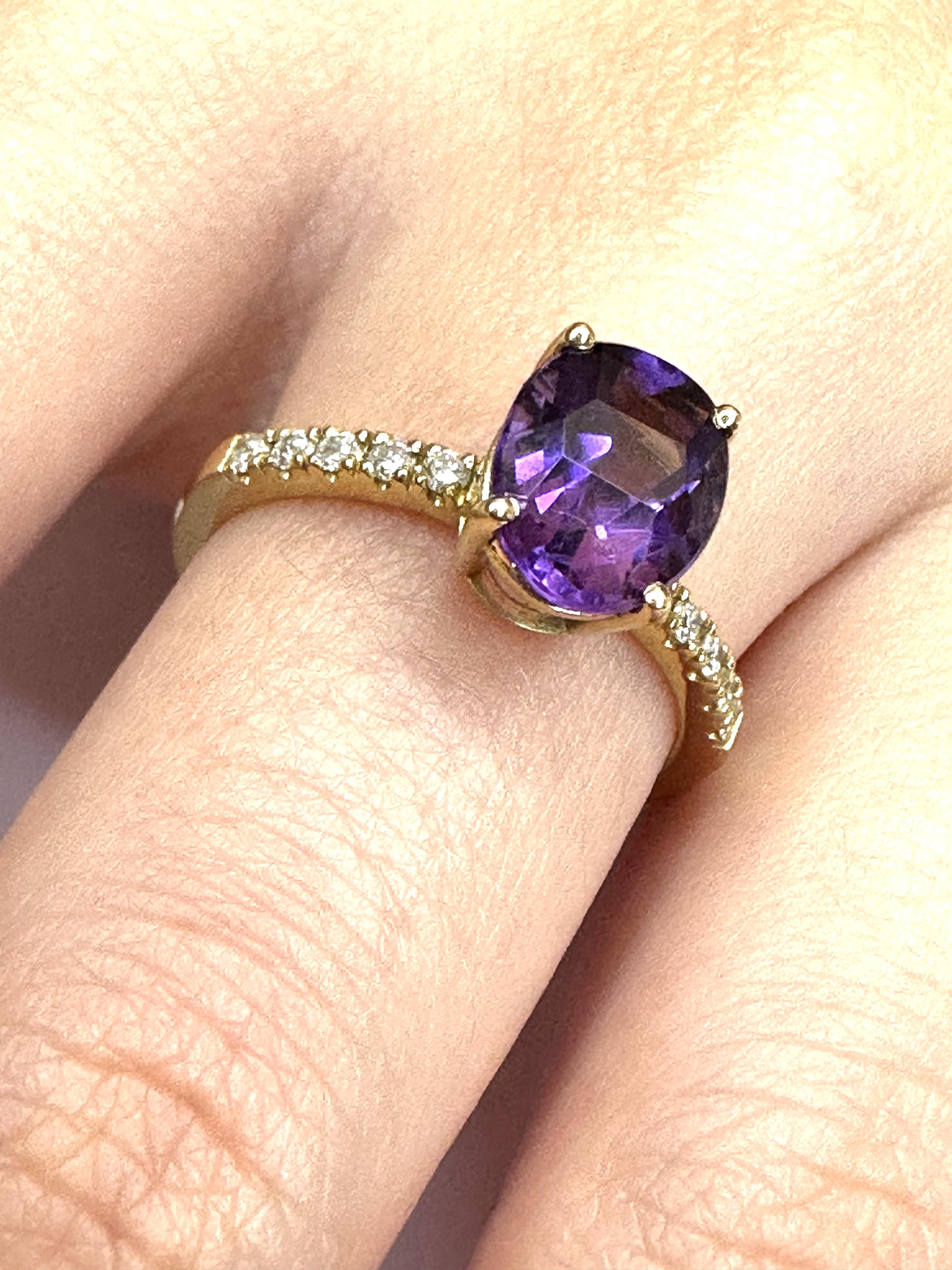 Eliania Rosetti's studio in São Paulo/Brazil designed this elegant solitaire and engagement ring in 3D programming.
Its main stone is an oval shaped amethyst measuring 9 x 7mm and 5 diamonds measuring 1.5mm on each side of this stone, totaling 10