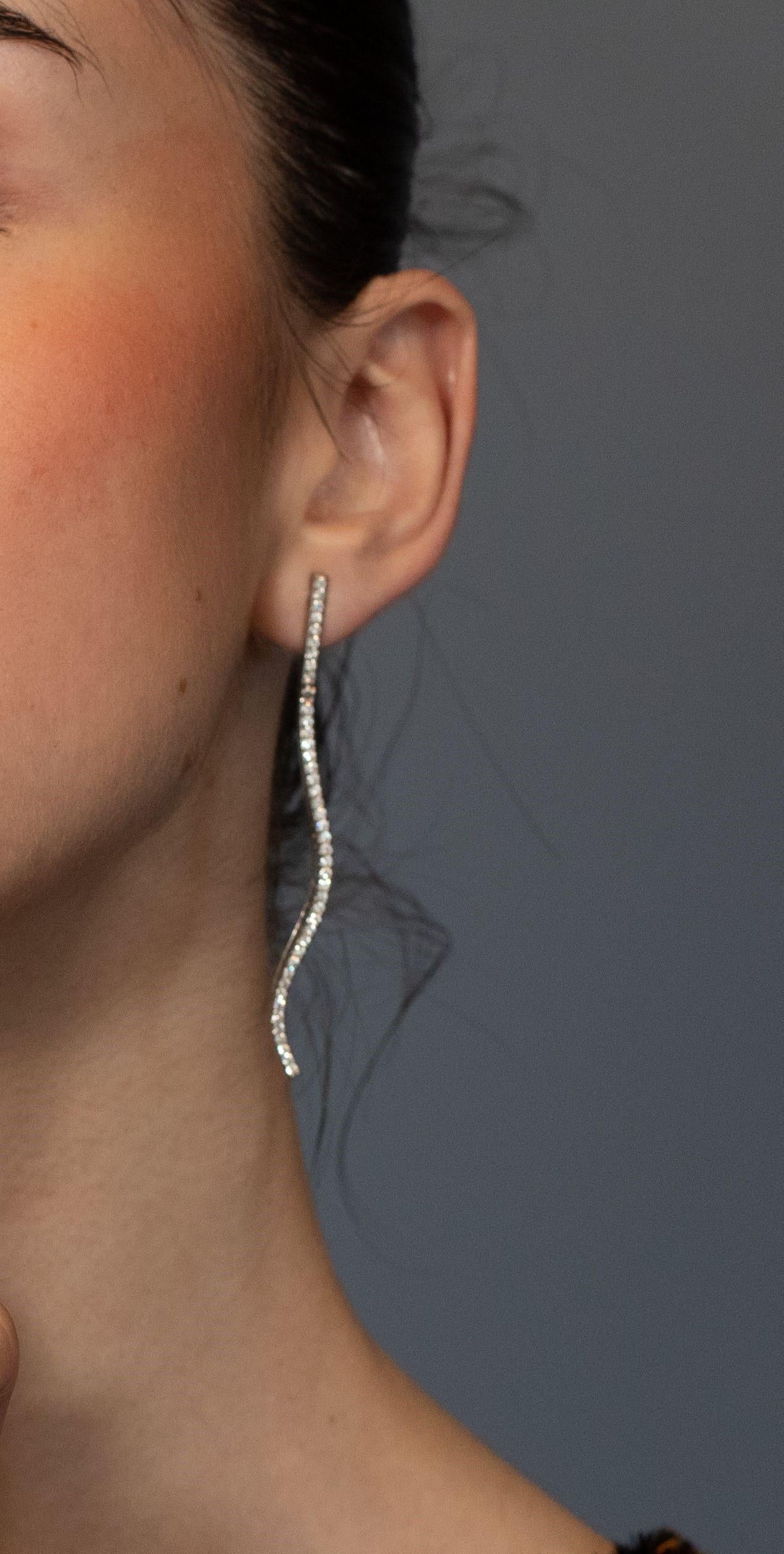 Rivediamo le forme ondulate che caratterizzano la collezione WAVES di Missian Jewellery, che presenta gioielli dal design pulito ed elegante. Il meticoloso lavoro di creazione, che va dalla ricerca di ispirazione con madre natura, alla ricerca di