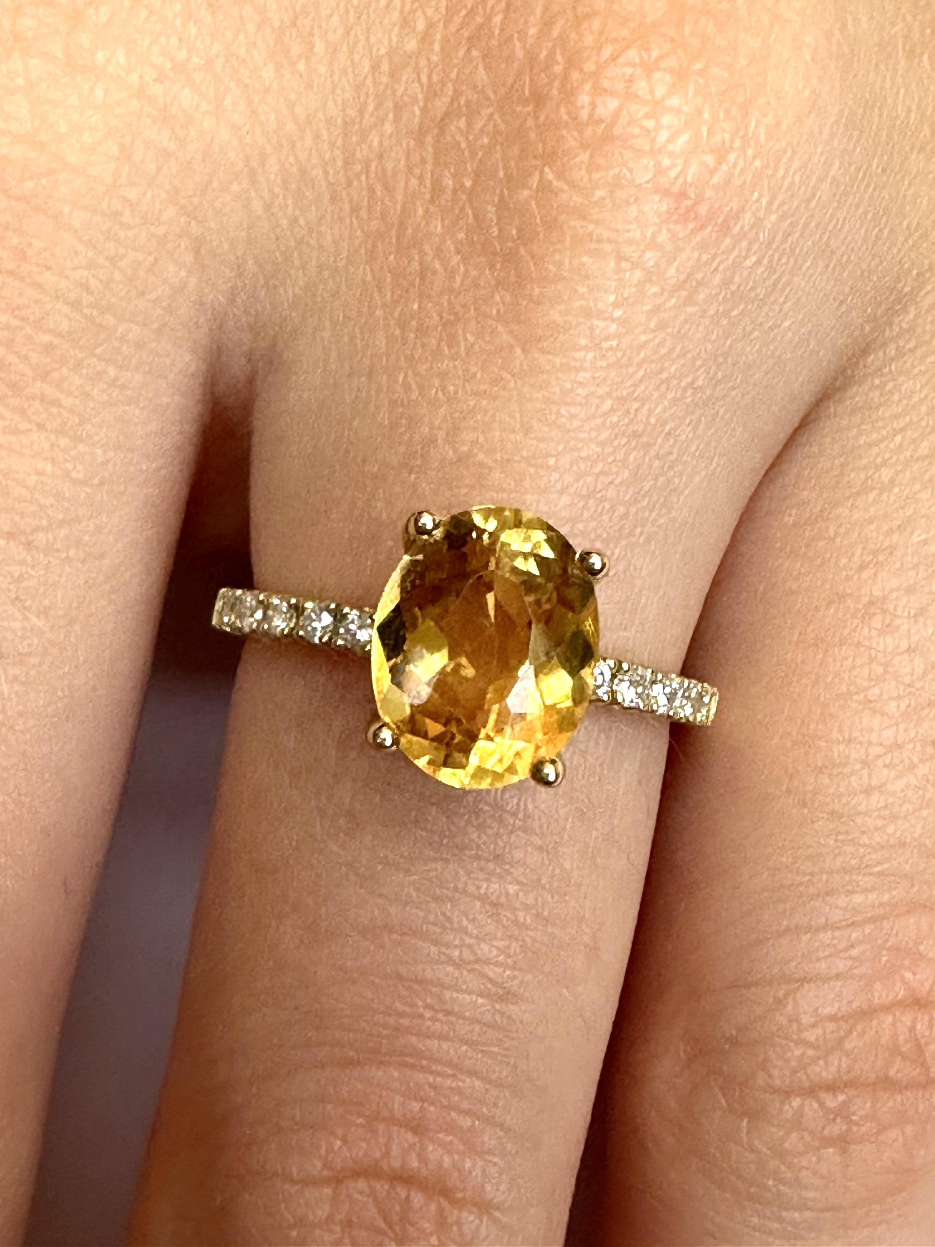 Eliania Rosetti's studio in São Paulo/Brazil designed this elegant solitaire and engagement ring in 3D programming.
Its main stone is a beautiful oval-shaped citrine measuring 10 x 8 mm and 5 diamonds measuring 1.5 mm on each side of this stone, a