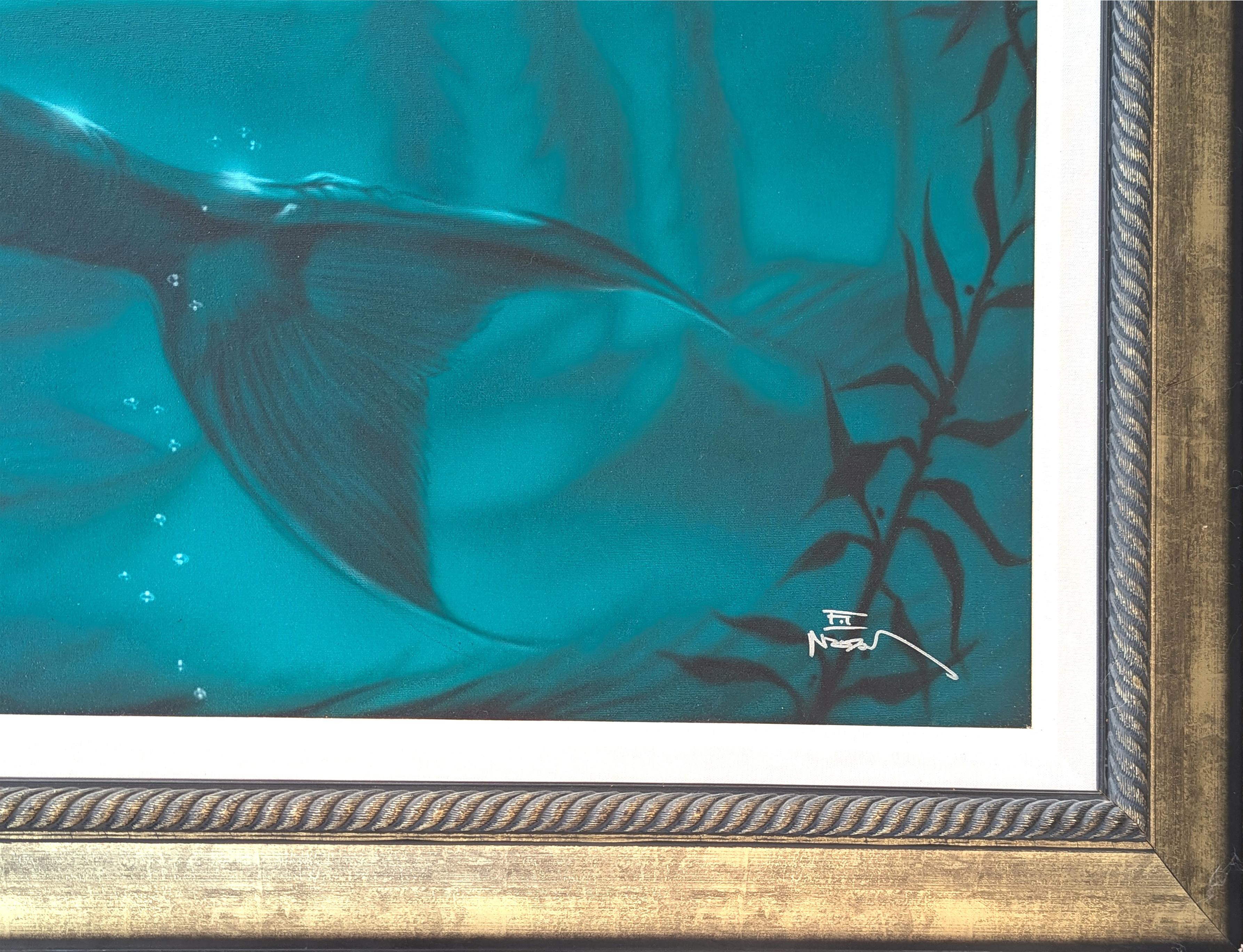 Quadro subacqueo contemporaneo di tonalità verde acqua con sirena dell'artista californiano Elias Noah. L'opera presenta una figura centrale di sirena che soffia bolle di sapone mentre alza il viso verso il sole che filtra dall'acqua. Firmato