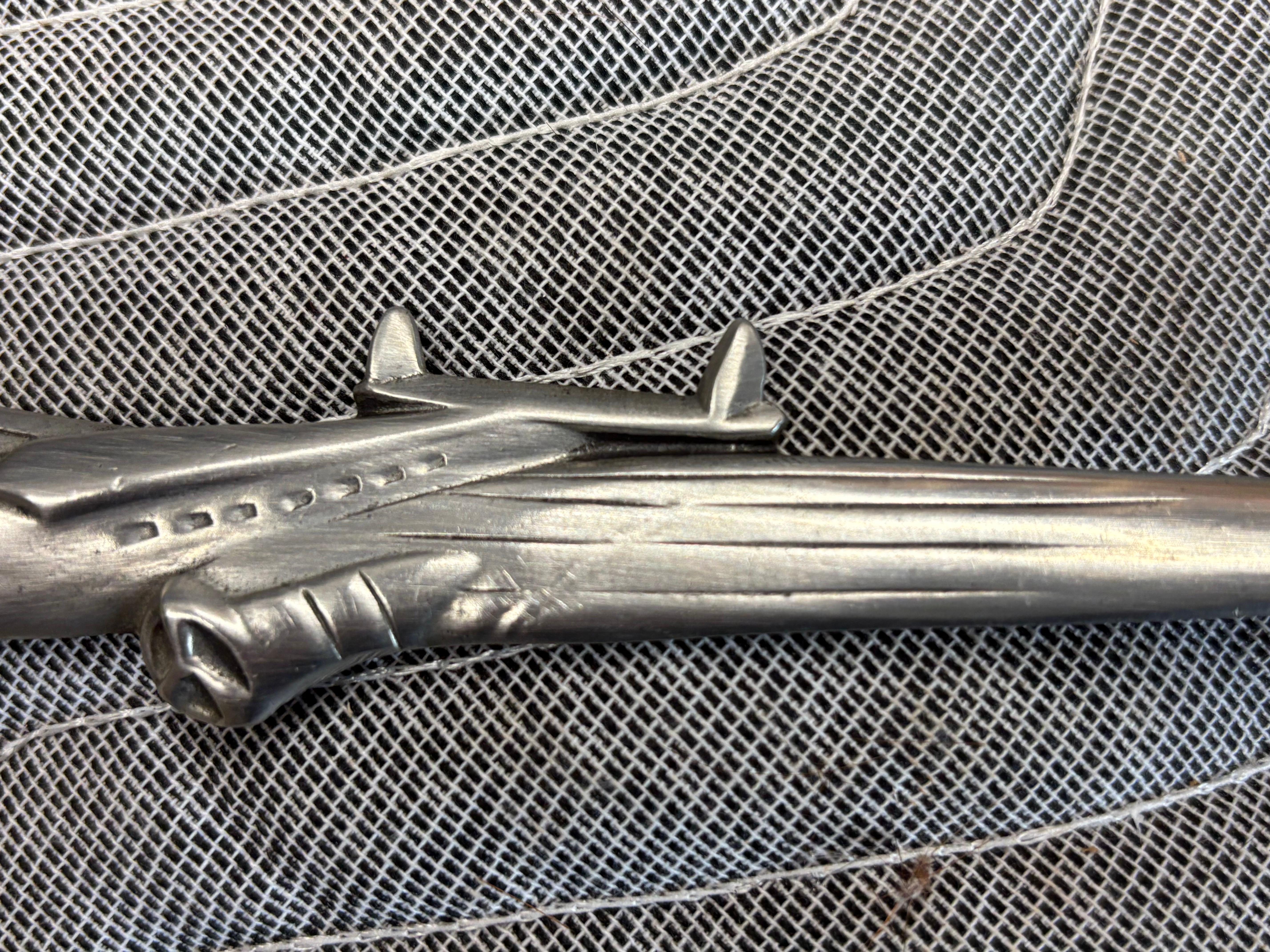 Elias Zinn und Sterling Art Deco oder Streamline Style Flugzeug Brieföffner.  Auf der Rückseite datiert 1991.  Schöner Zustand und tolles Styling!