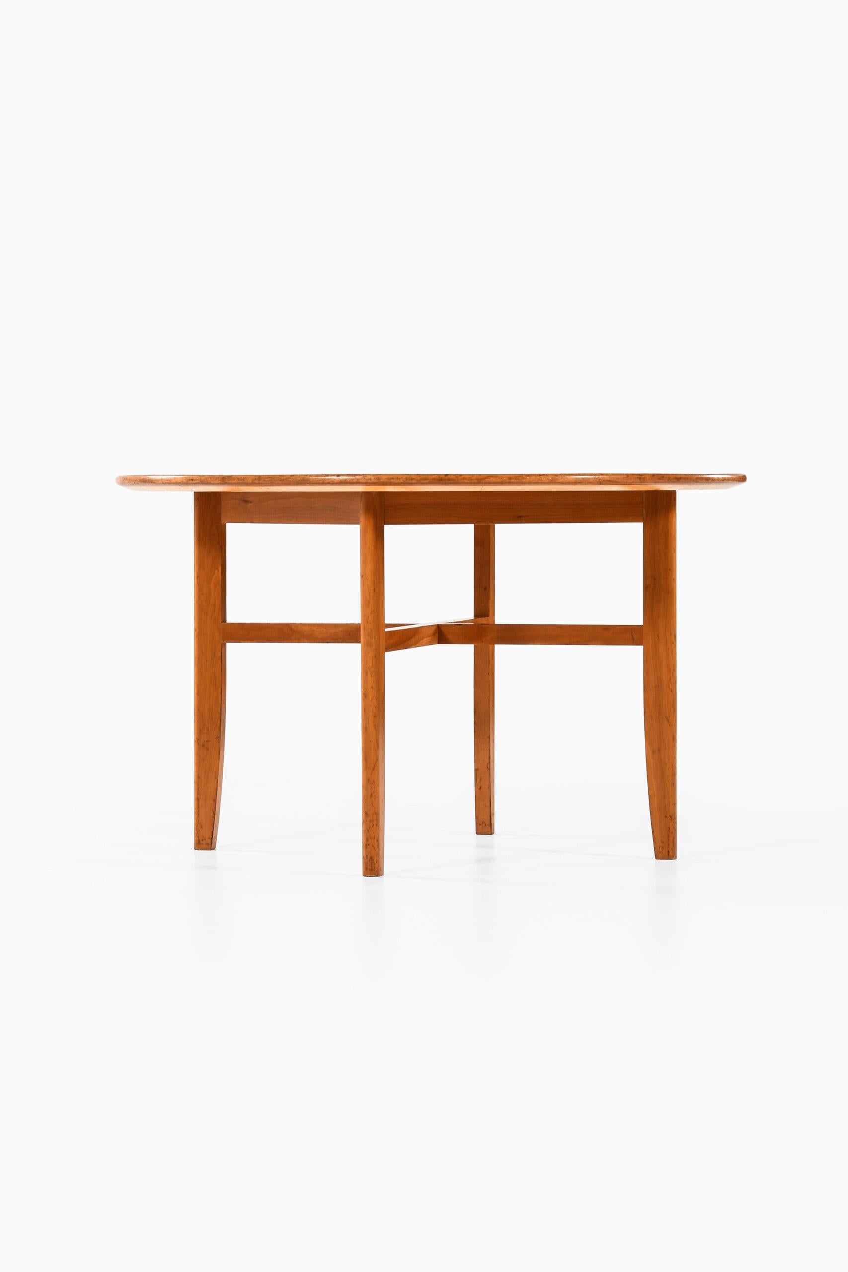 Rare dining table designed by Elias Svedberg. Produced by Nordiska Kompaniet (NK) in Sweden.