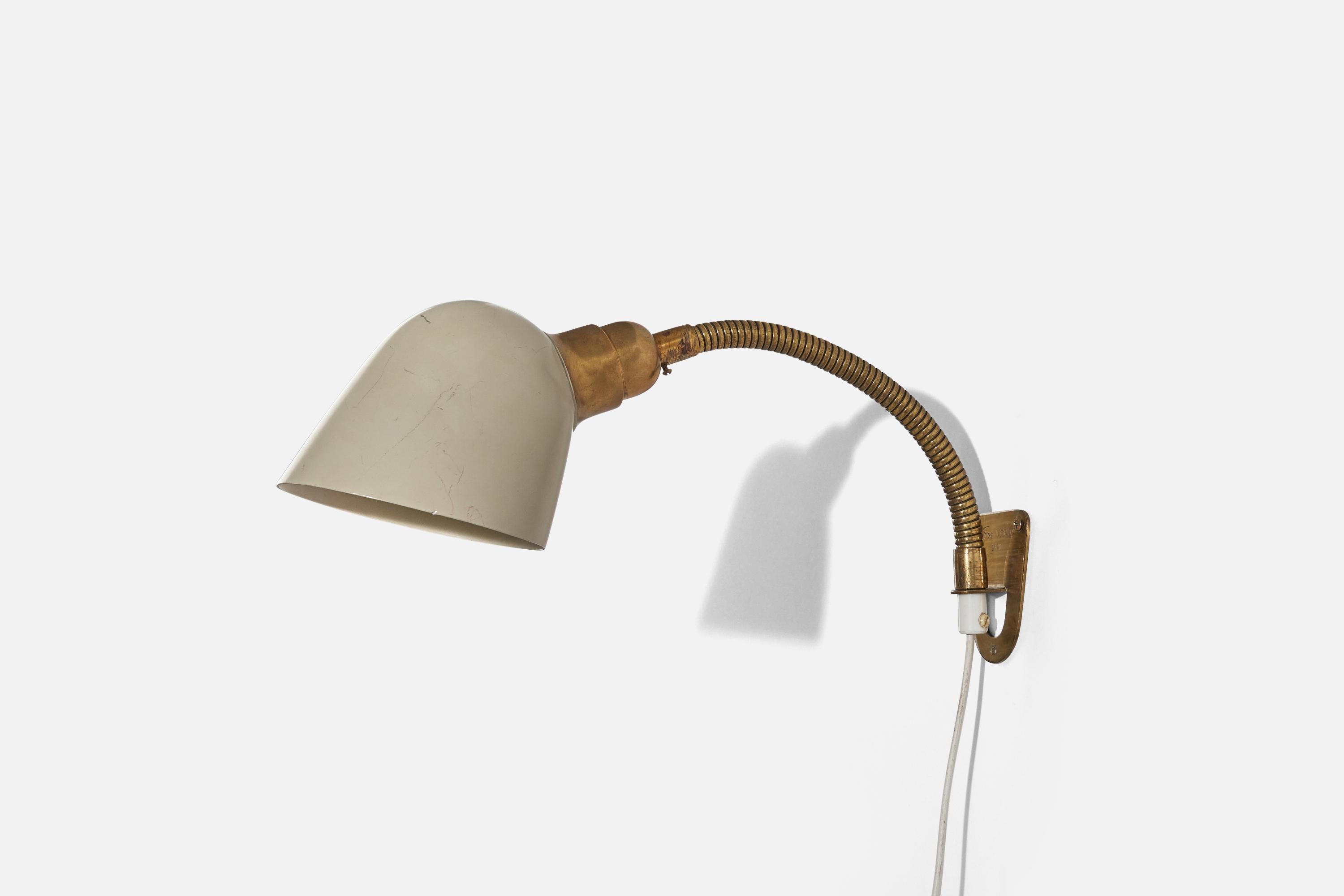 A brass and metal wall light designed by Bertil Brisborg and produced by Nordiska Kompaniet, Sweden, c. 1940s.

Variable dimensions, measured as illustrated in the first image. 

Dimensions of back plate (inches) : 3 x 2.25 x 0.0625 (H x W x D).