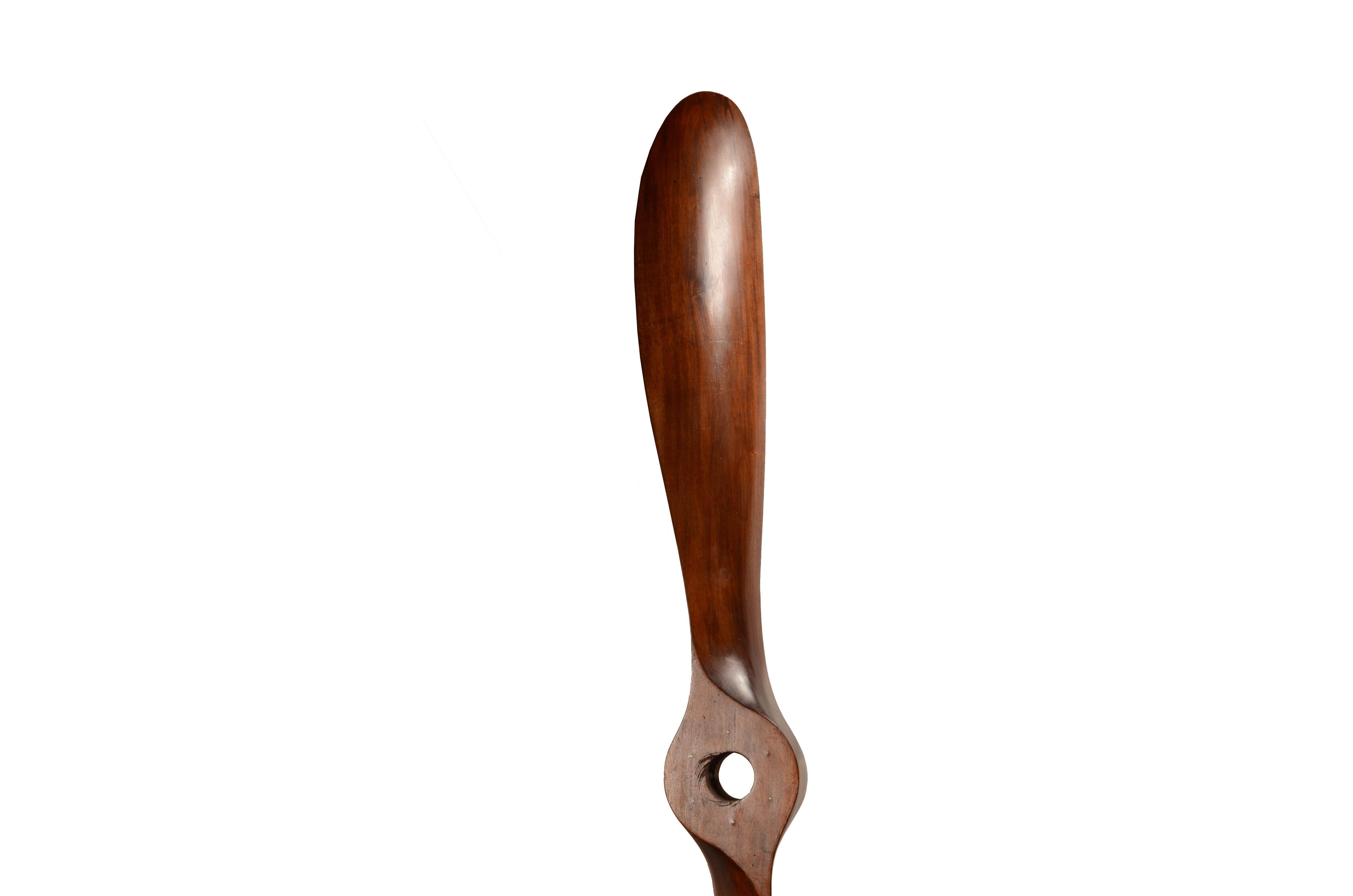 English mahogany wood decorative airplane propeller from the 1940s. In Good Condition For Sale In Milan, IT