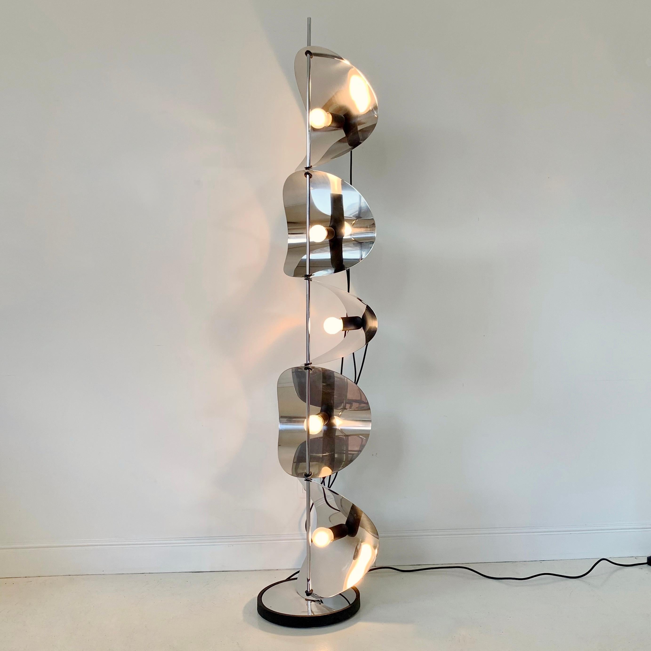 Sculpural Elica floor lamp by Cesare Leonardi & Franca Stagi for Lumenform, circa 1969, Italy. 
5 adjustable chrome plated sheets with 5 bulbs, heavy round steel base.
Dimensions: 186 cm H, diameter: 34 cm.
Nice lamp in good original condition.
All