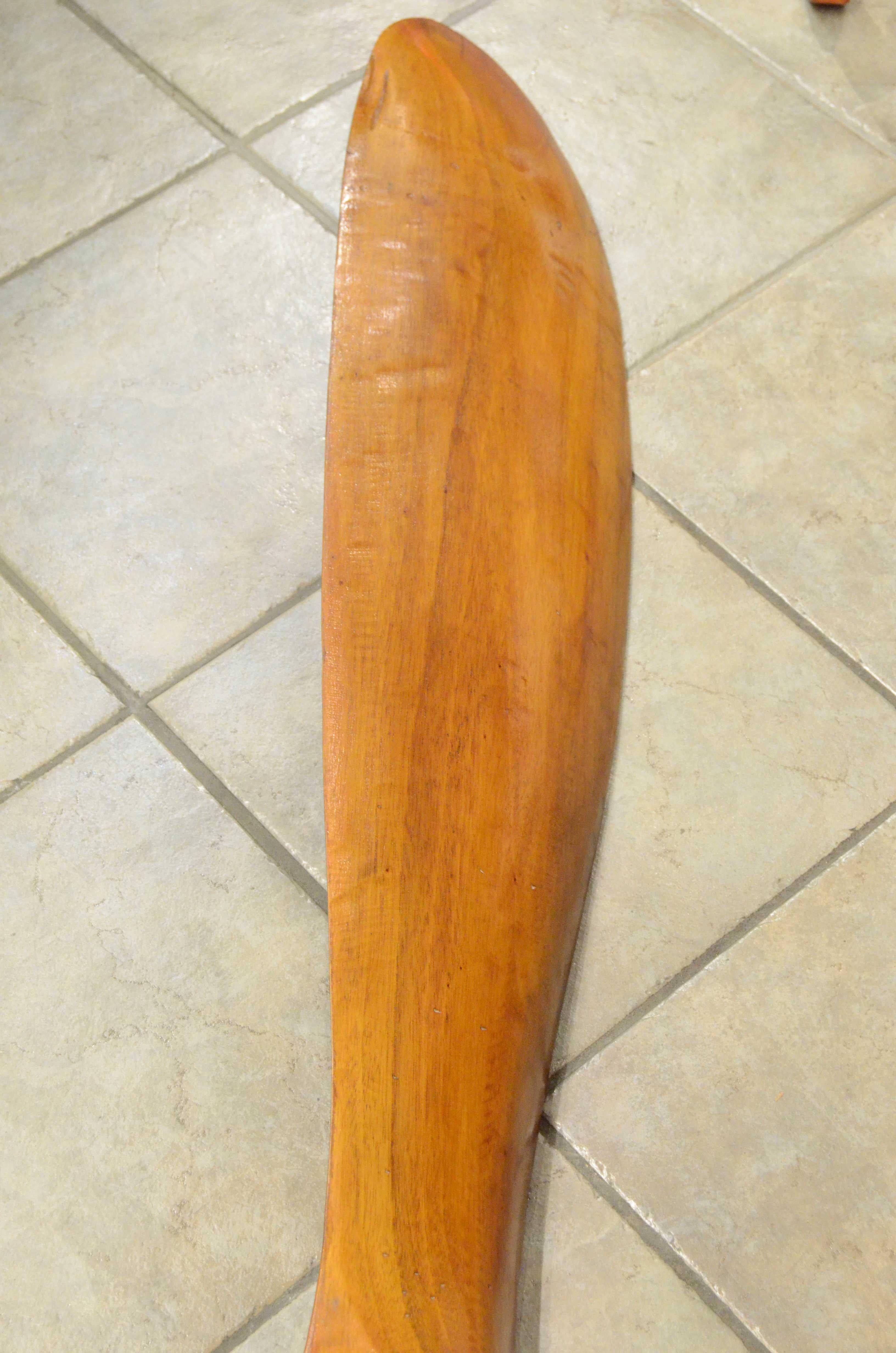 Hélice en bois avec  moyeu central à 6 trous, Allemagne de l'Est, années 1950.
Inscription gravée sur le bois DDR WRXO95.
L'abréviation DDR correspond à la production est-allemande et le code WRXO95 à l'usage interne du département de l'armée de