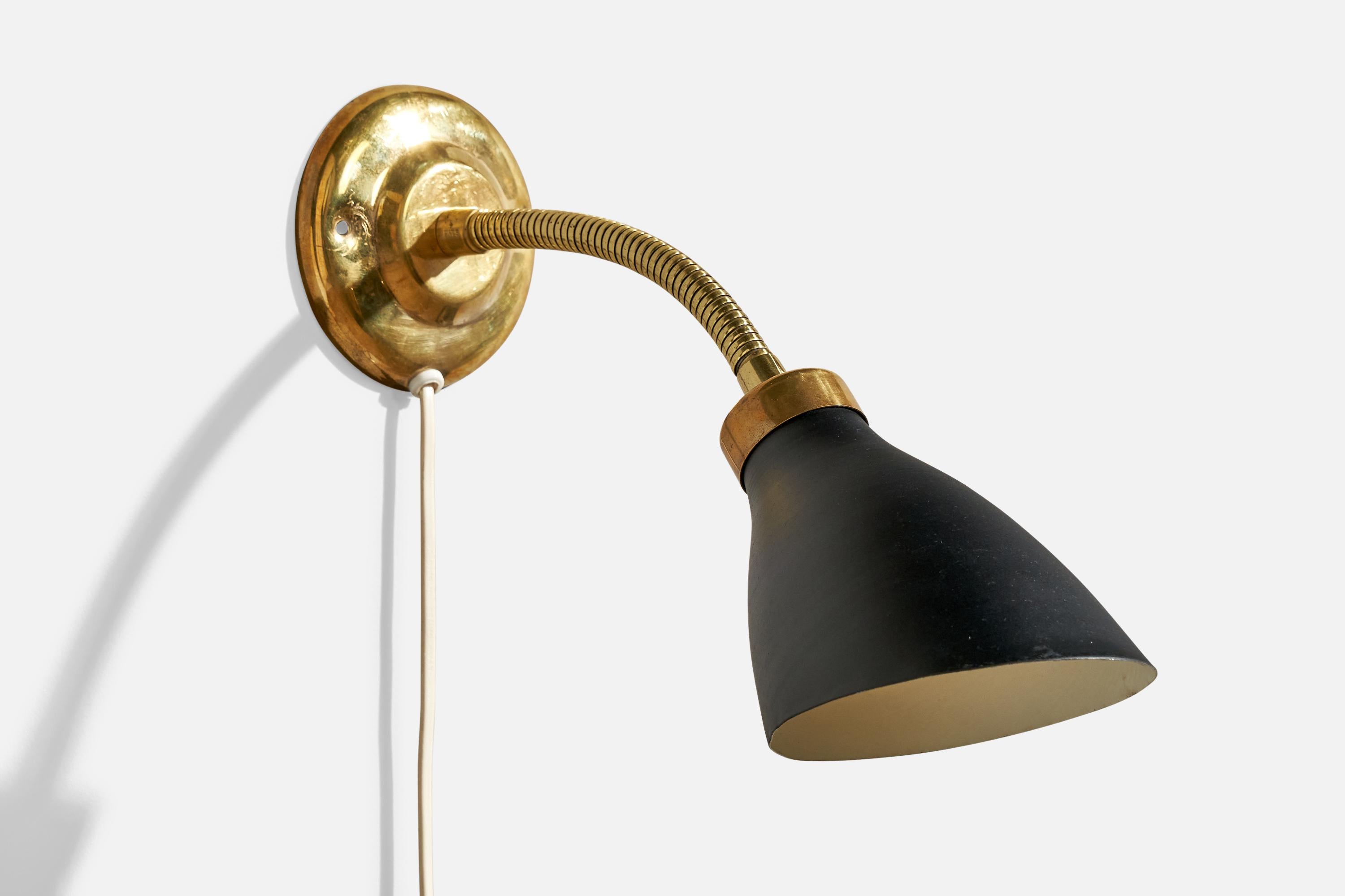 Aplique regulable de latón y metal lacado en negro, fabricado por Elidus, Suecia, c. 1950.

Dimensiones totales (pulgadas): 5,25