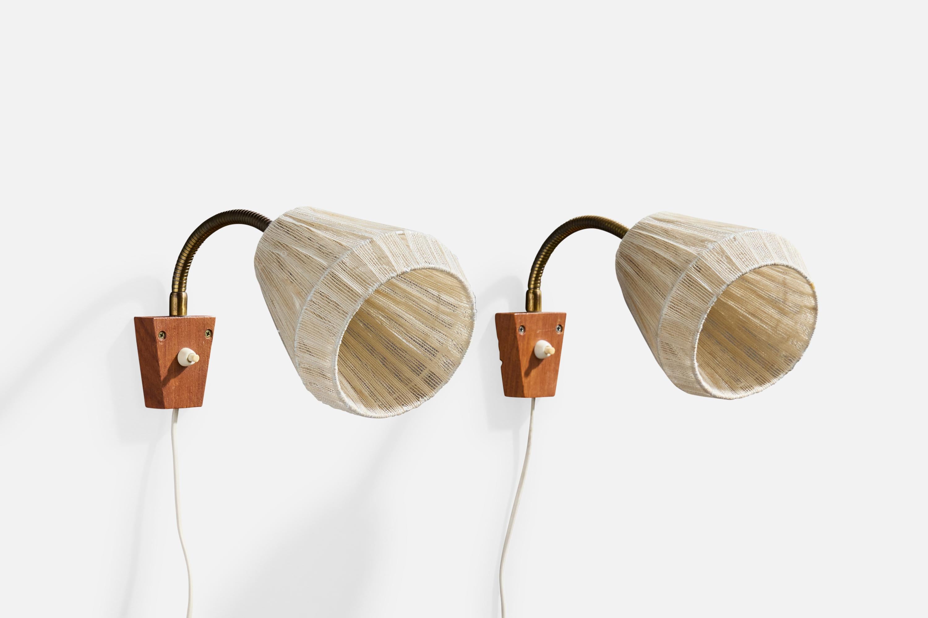 Ein Paar Wandleuchten aus Teakholz, Messing und cremefarbenem Stoff, hergestellt von Elidus, Schweden, ca. 1950er Jahre.

Gesamtabmessungen (Zoll): 7,75 