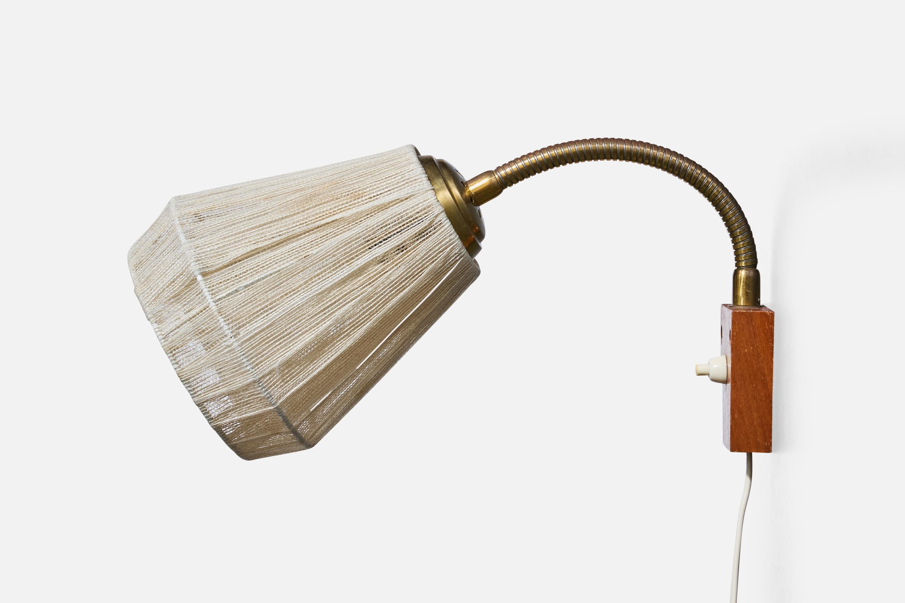 Elidus, Wandleuchten, Messing, Teakholz, Stoff, Schweden, 1950er Jahre im Zustand „Gut“ im Angebot in High Point, NC
