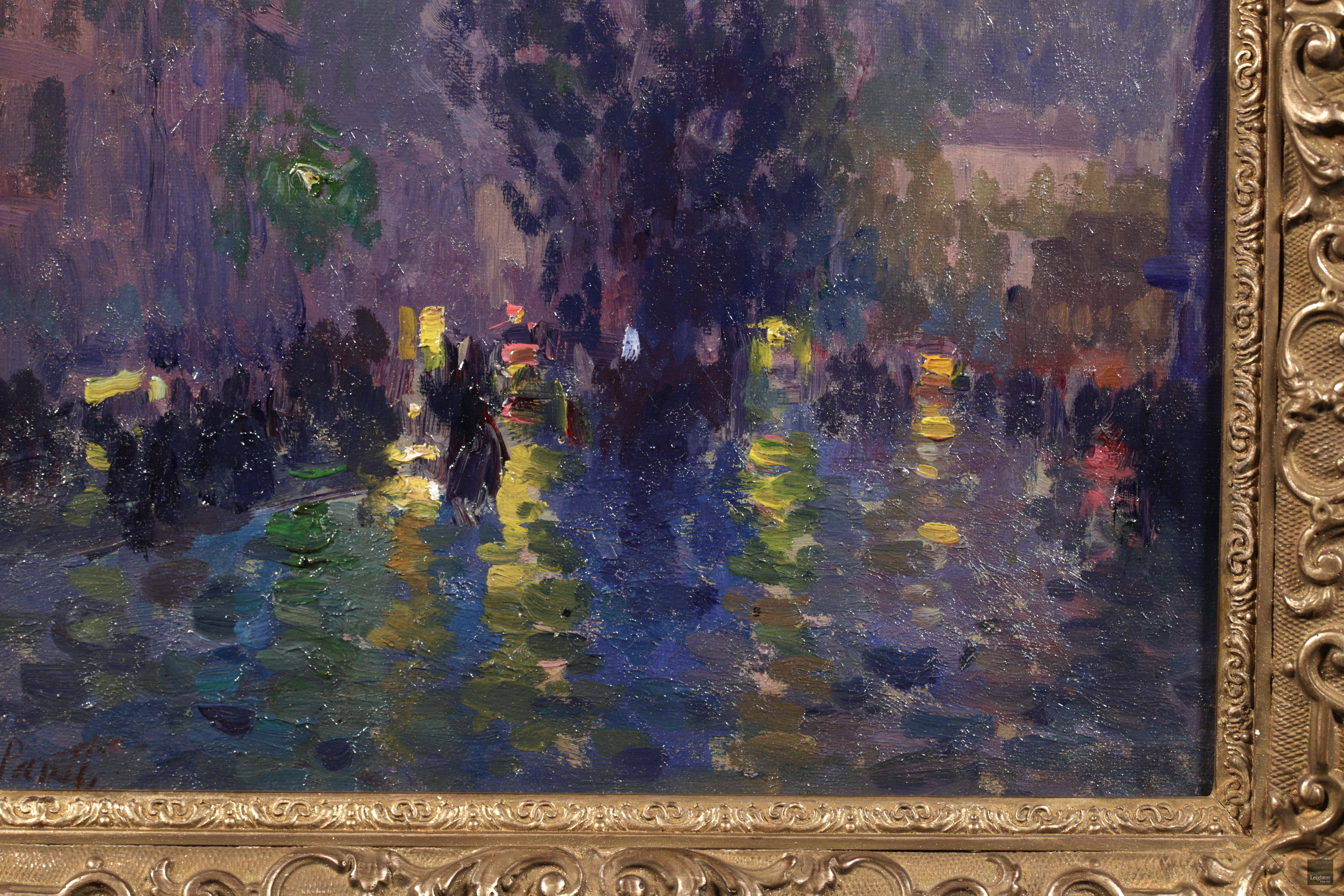 Huile de paysage sur toile signée et datée vers 1900 par le peintre post-impressionniste français Elie Anatole Pavil. Cette œuvre étonnante dépeint un paysage urbain nocturne et pluvieux. Des silhouettes ombragées se promènent sur les façades des