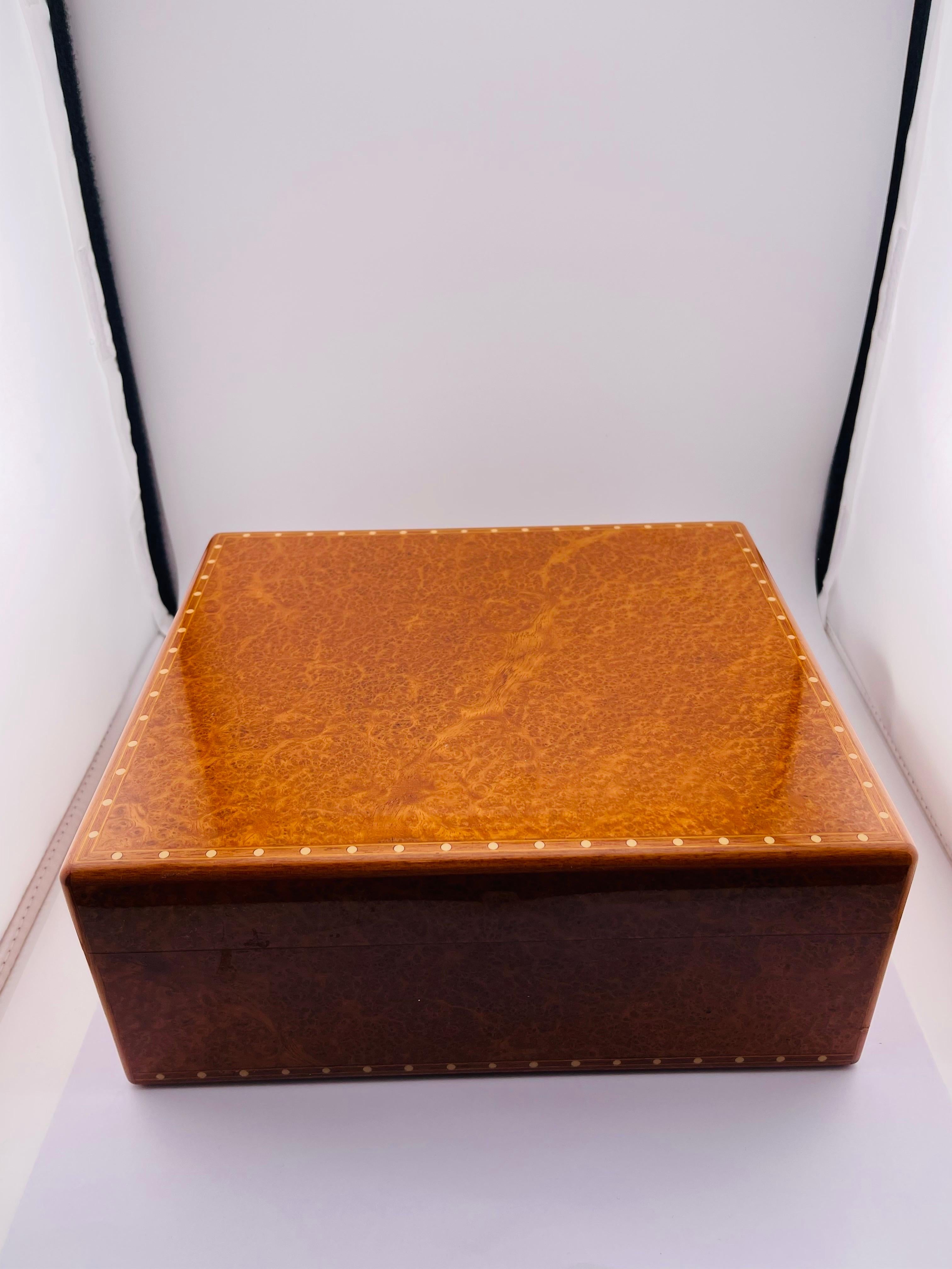 Humidificador vintage Elie Bleu de chapa de arce con incrustaciones.
Para puros con medidor de humedad.
La caja de puros tiene algunos arañazos en el barniz.
La caja está en buen estado.